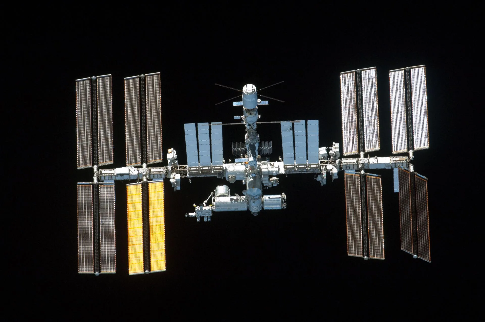 Endeavour mekiğinden ayrıldıktan sonra fotoğraflanan Uluslararası Uzay İstasyonu (29 Mayıs 2011, STS-134)