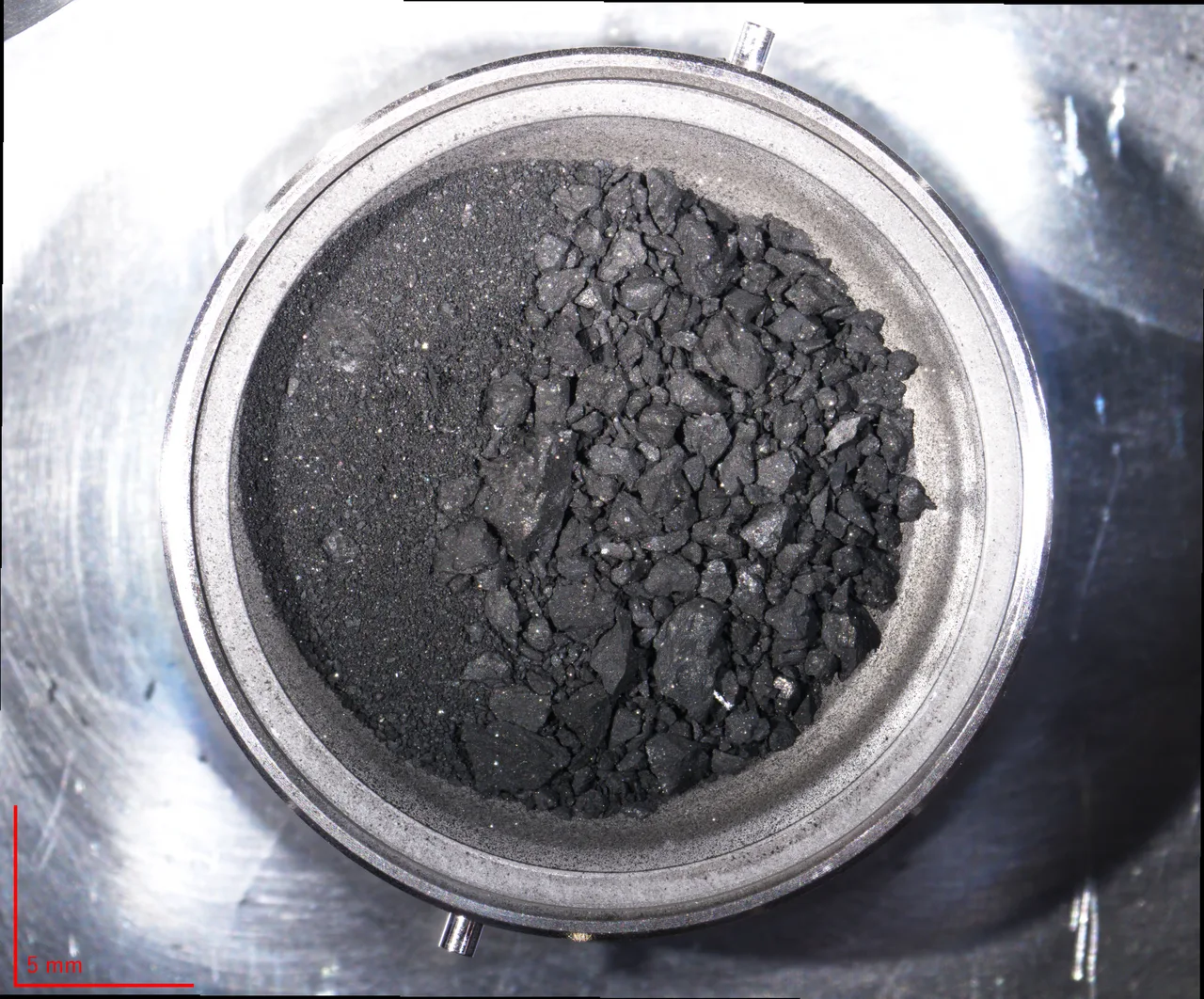 Hayabusa2'nin getirdiği Ryugu örneğinden bir küme, ayrı tanelere bölünmeden önce mikroskop altında