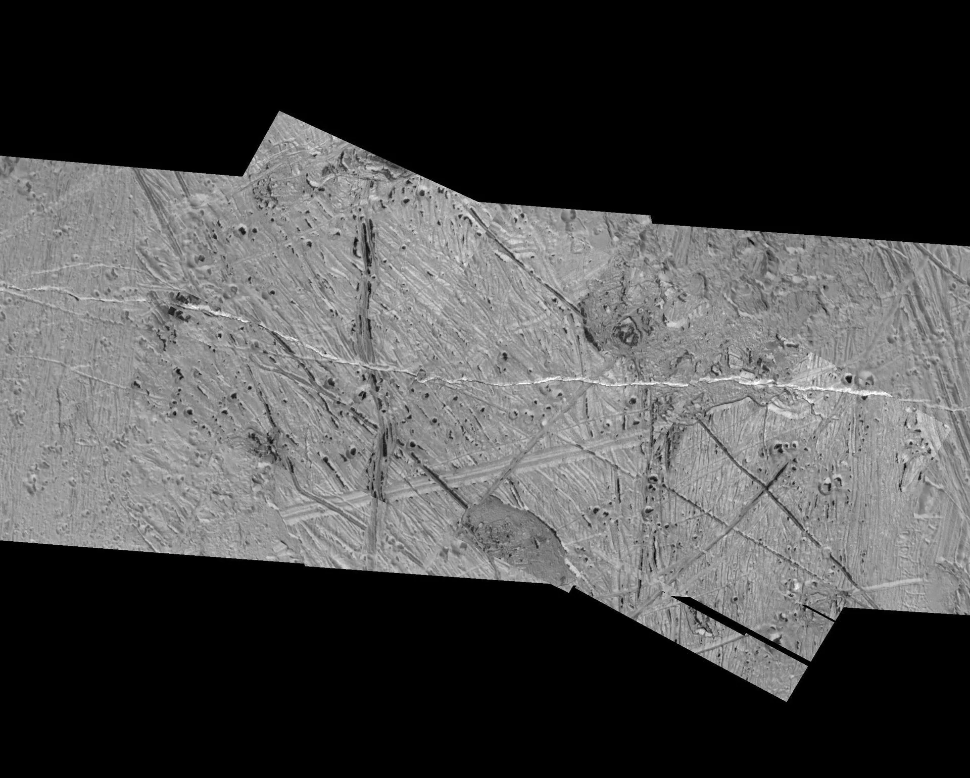 Galileo uzay aracının görüntülediği, Europa'nın çatlaklarla dolu engebeli buzlu yüzeyi