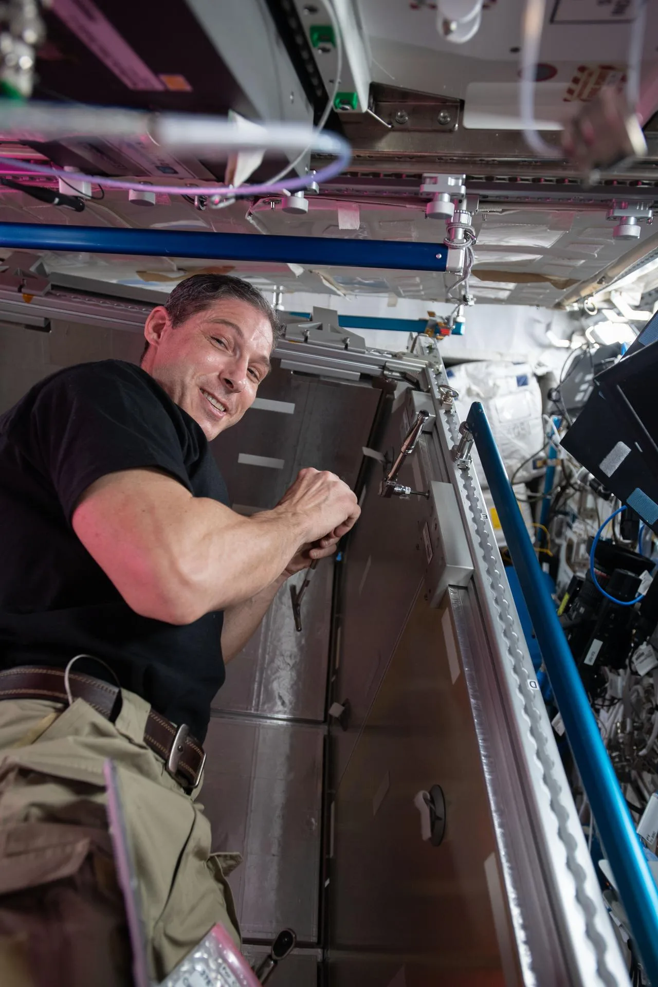 Astronot Michael Hopkins, 7 Nisan 2021'de Columbus laboratuvarının içine geçici bir uyku kabini kuruyor. Mürettebat kalabalıklaştığında kabin sayısı yetmez ve laboratuvar modüllerine ek kabinler monte edilir.