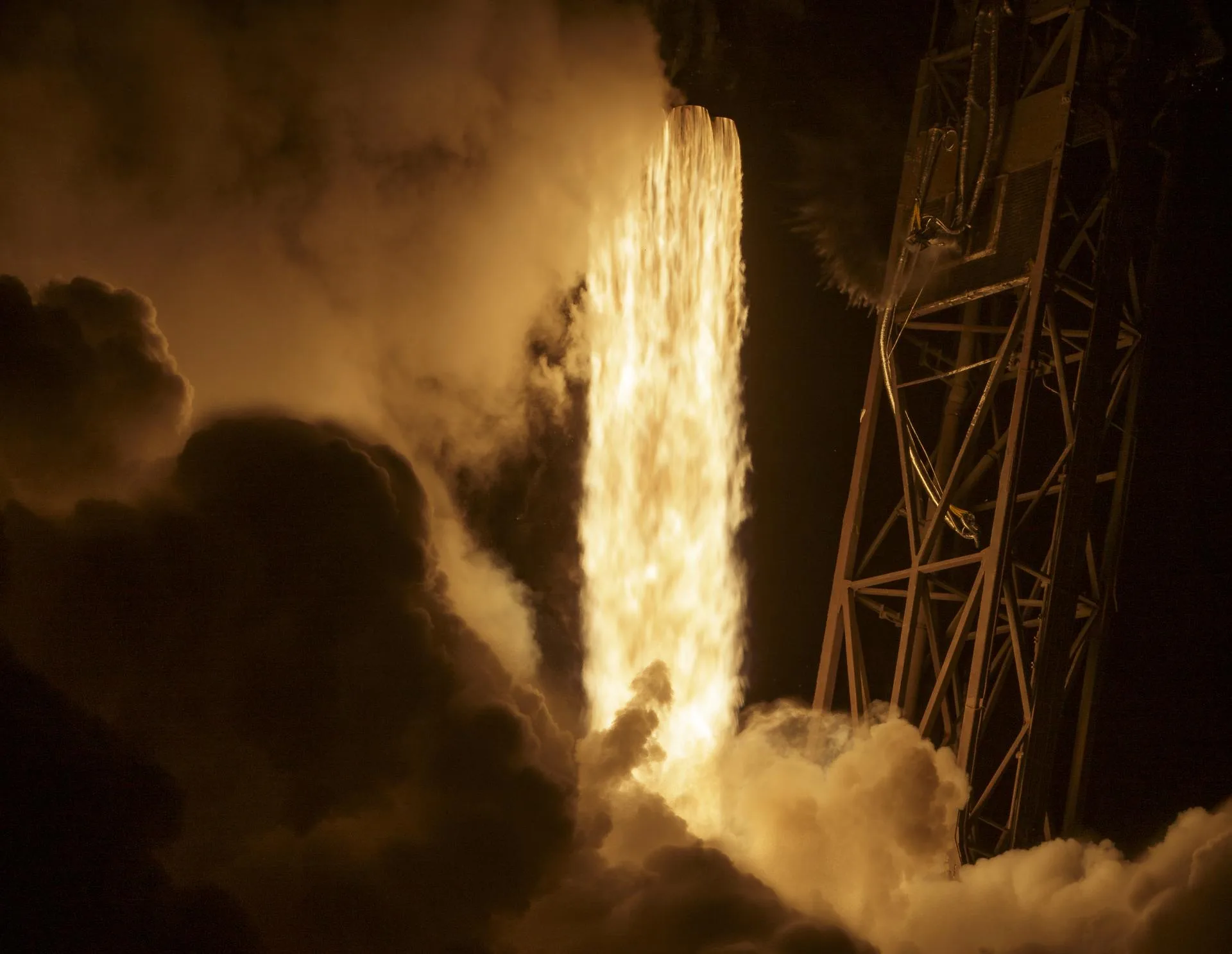 NASA'nın Çift Asteroit Yönlendirme Testi (DART) aracını taşıyan Falcon 9 roketi, Kasım 2021'de Kaliforniya'daki Vandenberg Uzay Kuvvetleri Üssü'nden fırlatılırken.