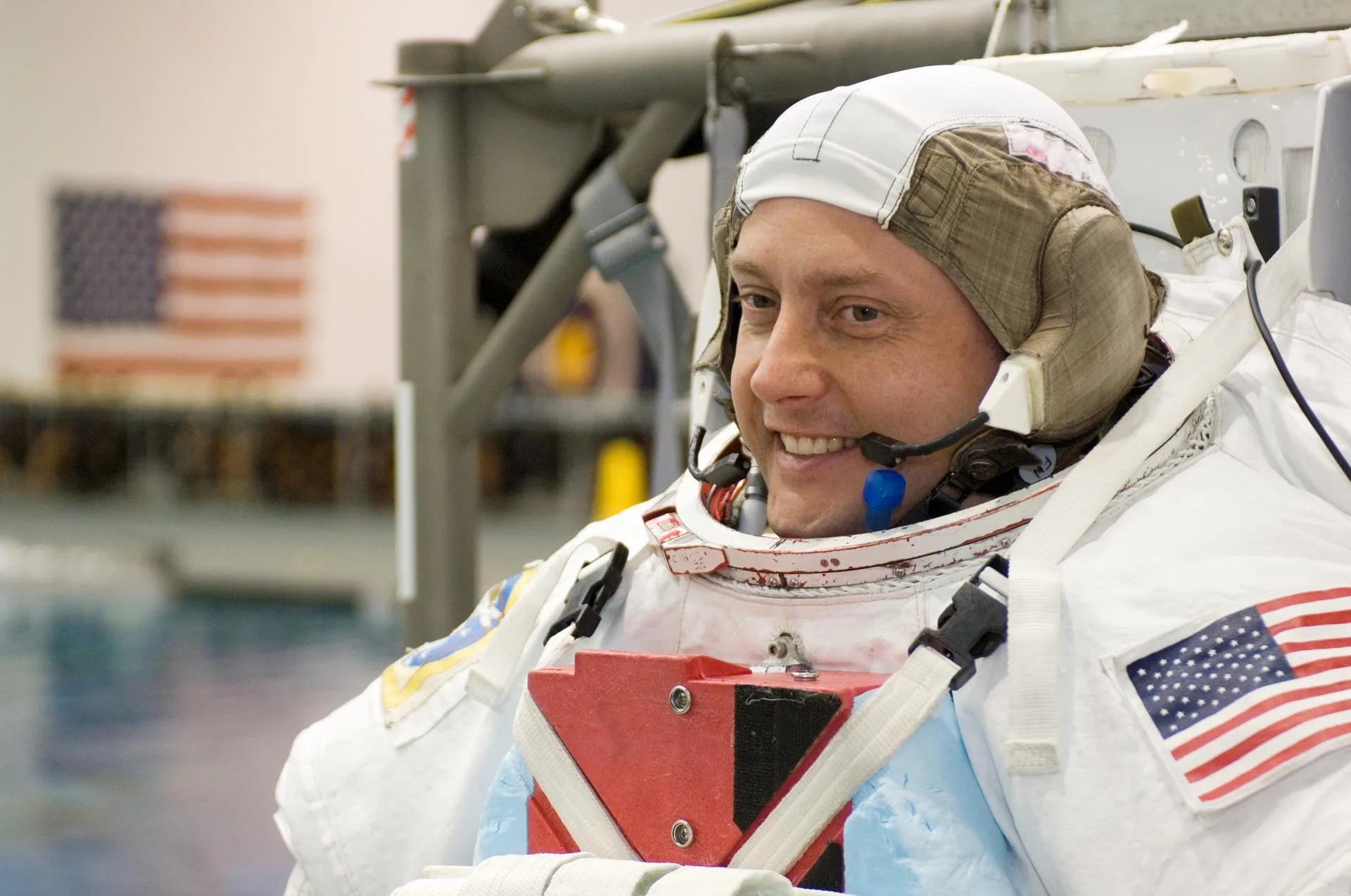 Astronot Mike Fincke, Nötr Yüzerlik Laboratuvarı'ndaki bir uzay yürüyüşü eğitimine başlamayı bekliyor (6 Haziran 2008).