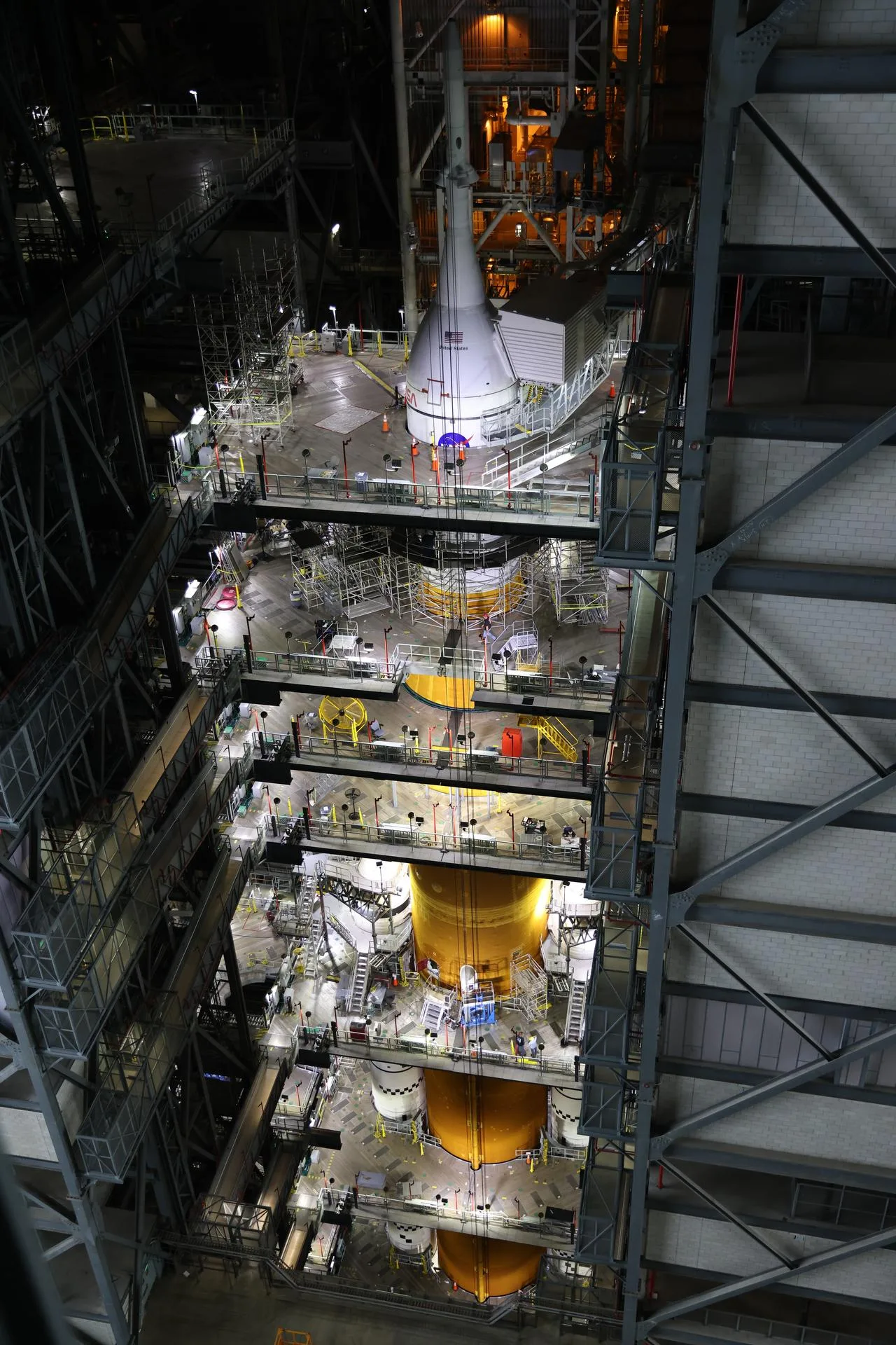 Artemis I için birleştirilen SLS ve Orion, Kennedy'deki Araç Montaj Binası'nın 3 numaralı bölmesinde çalışma platformlarıyla çevrili (Ağustos 2022)