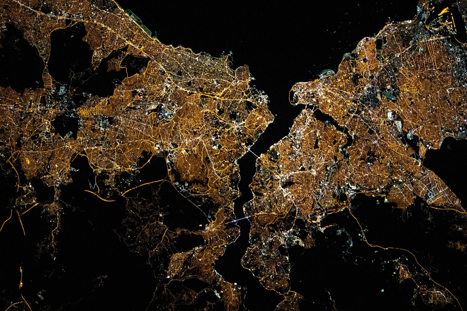 Yeşilçam'ın şehri uzaydan: Uluslararası Uzay İstasyonu'ndan çekilen bu fotoğrafta İstanbul'un gece ışıkları, Boğaz ve Haliç'le bölünüyor (10 Mayıs 2021).