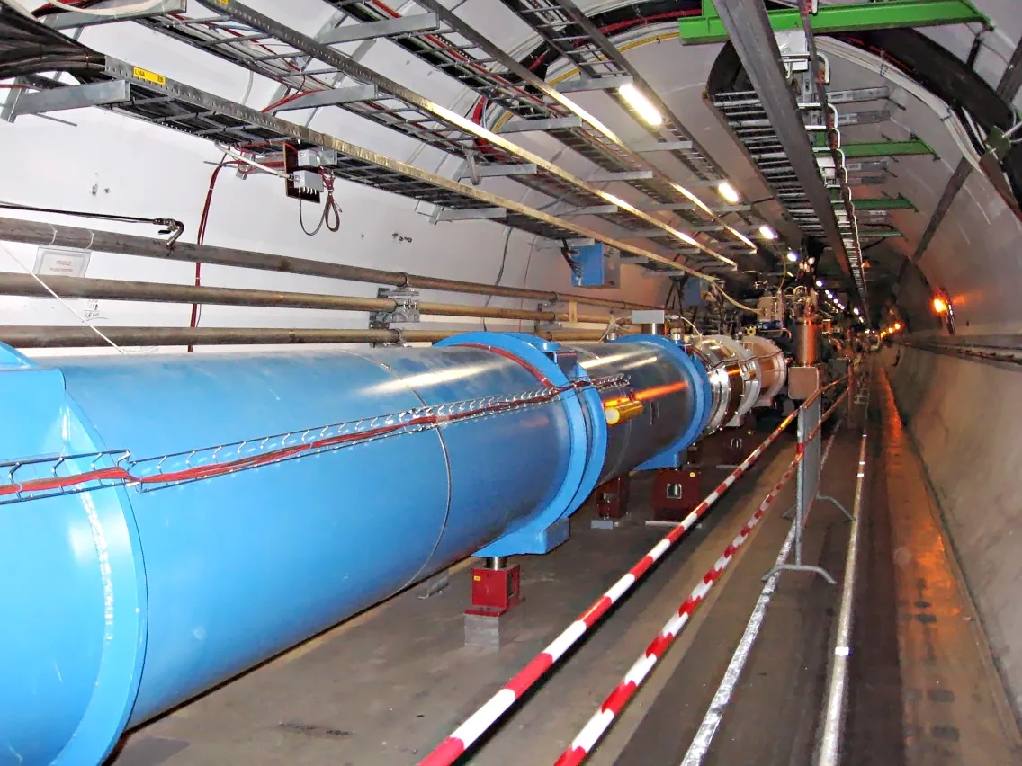Büyük Hadron Çarpıştırıcısı'nın tünelinden bir kesit, 2008. 26.659 metrelik halka, yer altında 50-175 metre derinlikte.