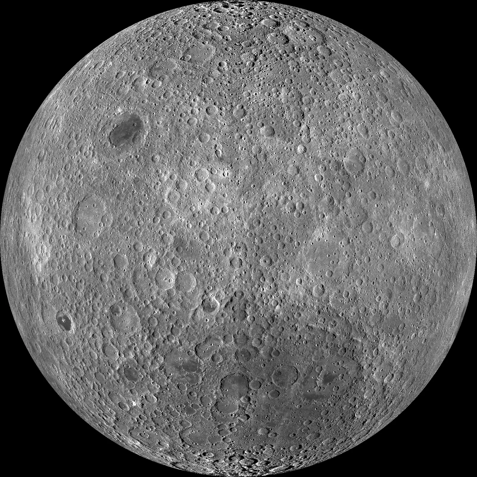 NASA'nın Lunar Reconnaissance Orbiter aracının görüntülerinden derlenen Ay'ın uzak yüzü. Yakın yüzdeki geniş koyu düzlükler burada neredeyse yok; yüzey baştan sona kraterli yaylalardan oluşuyor.