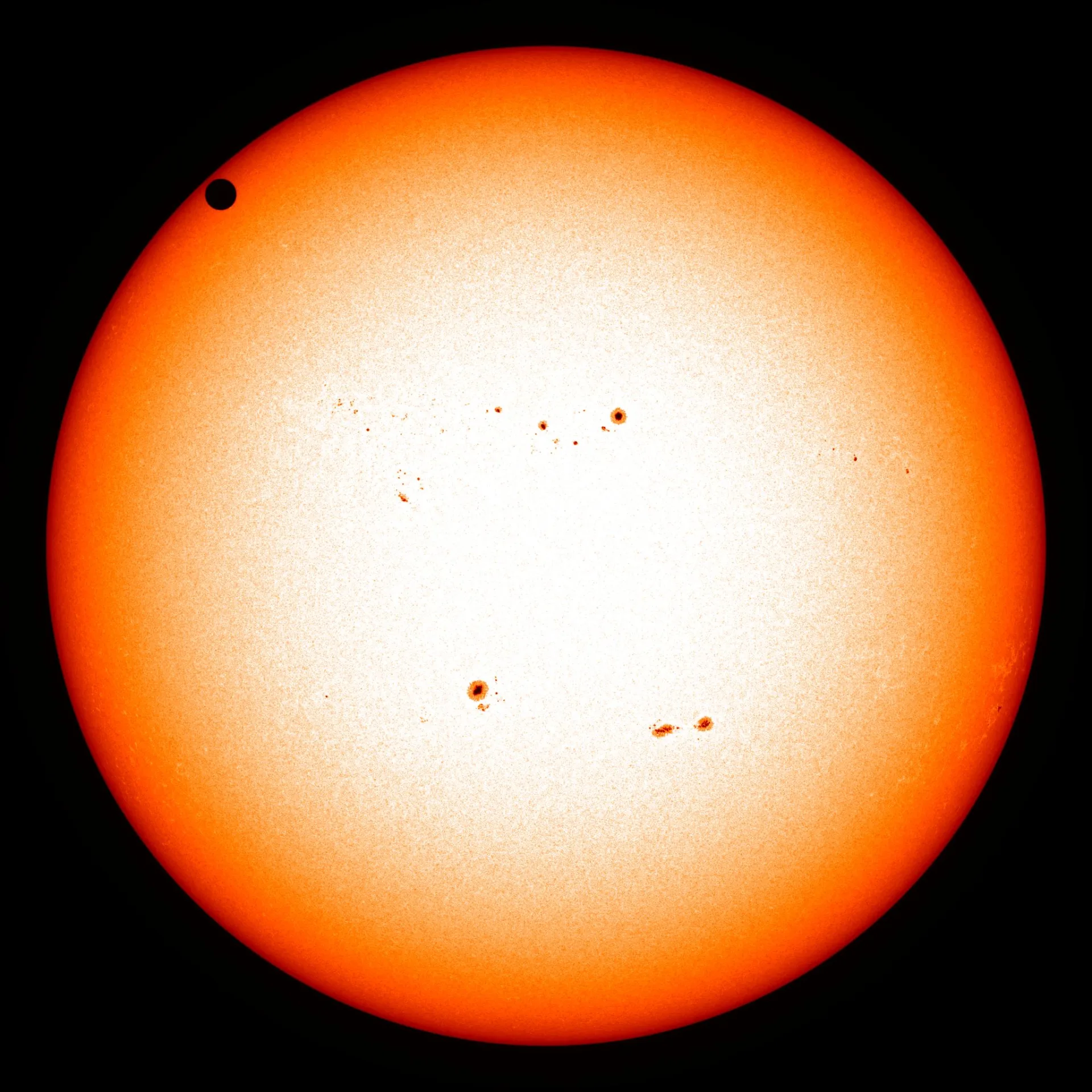 NASA'nın Güneş Dinamikleri Gözlemevi'nin (SDO) 5 Haziran 2012'de görüntülediği Venüs geçişi. Güneş diskinin önündeki küçük siyah daire Venüs'tür.