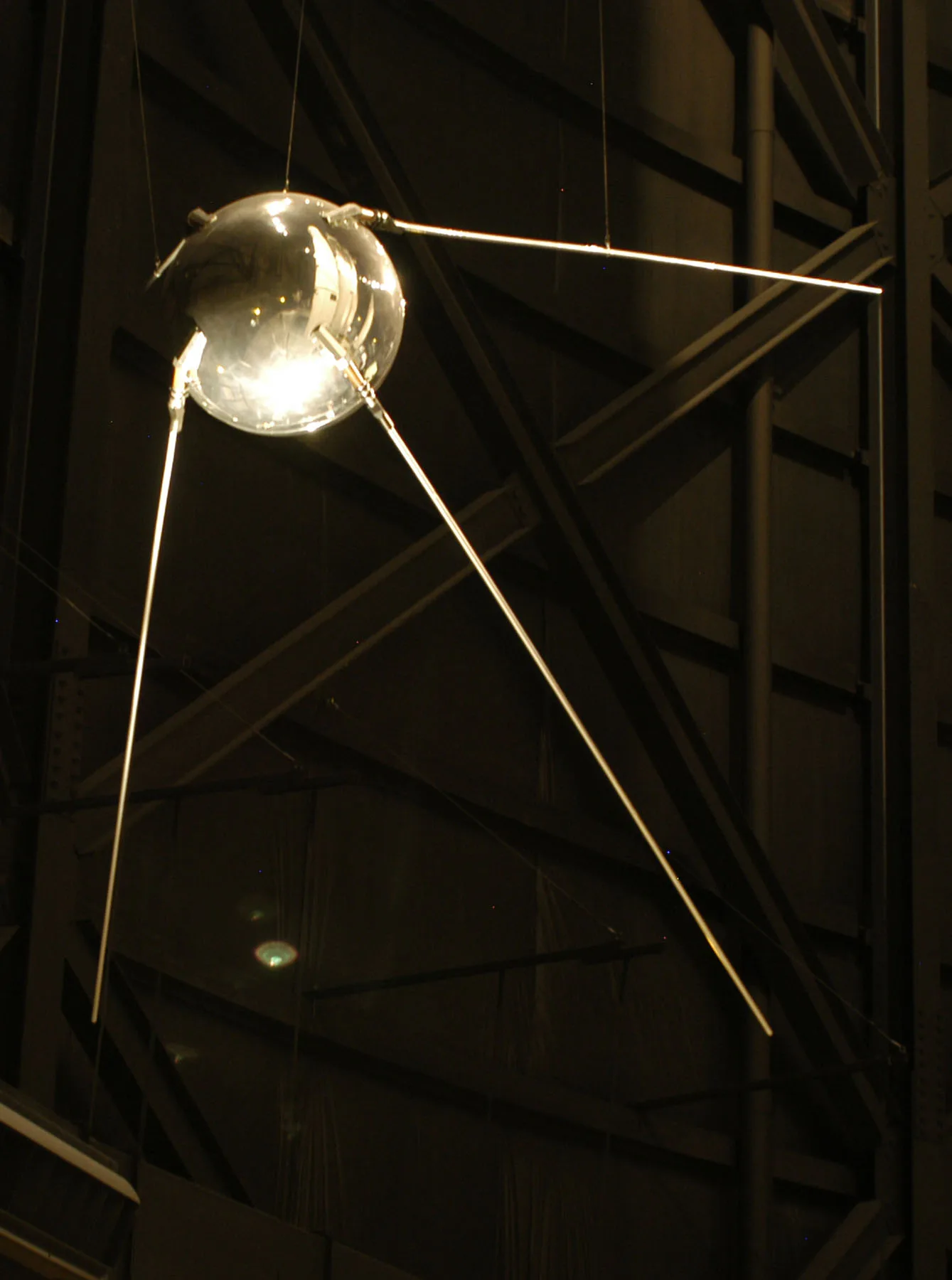 ABD Hava Kuvvetleri Ulusal Müzesi'nde sergilenen Sputnik 1 modeli; dört anteni açıkça görülüyor.
