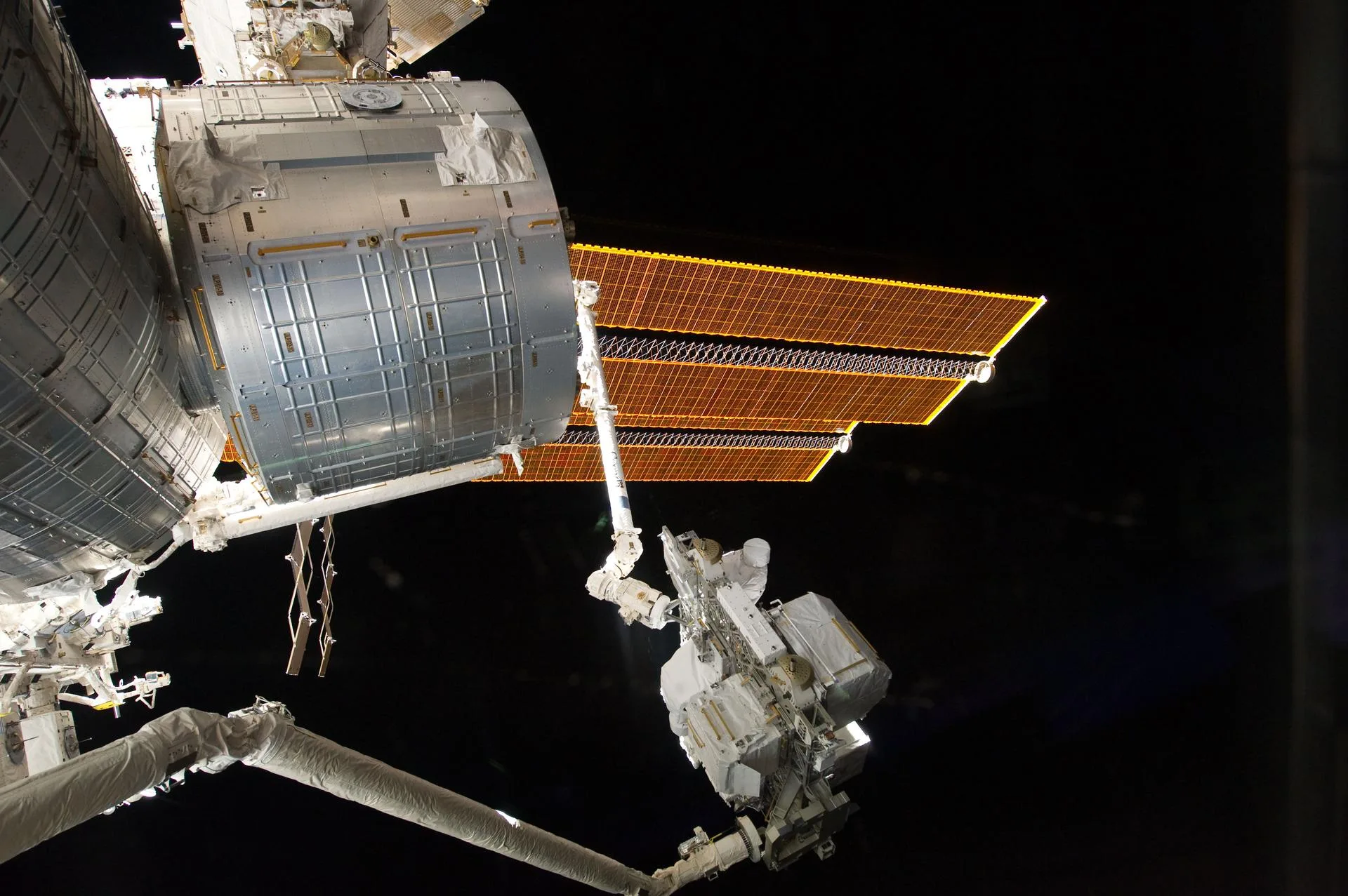 Mayıs 2011: Endeavour mekiğinin Canadarm'ı ile istasyonun Canadarm2'si arasında bir yük taşıyıcısı el değiştiriyor