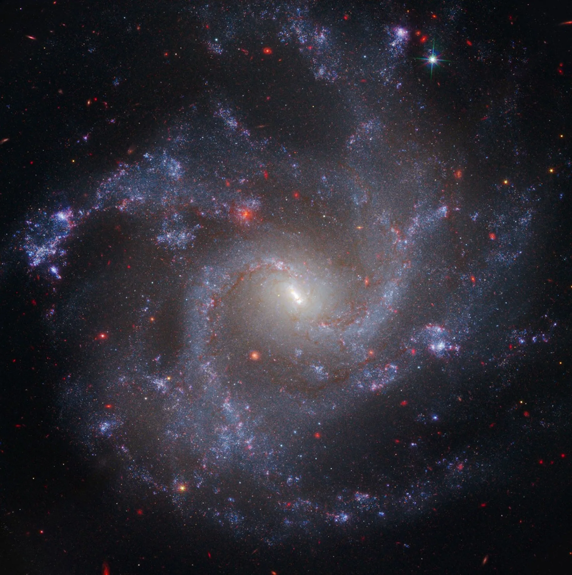 Webb ve Hubble'ın birlikte gözlediği NGC 5468 galaksisi. Yaklaşık 130 milyon ışık yılı uzaklıktaki bu galaksi, Sefeid yıldızlarıyla uzaklığı ölçülen en uzak galaksidir.