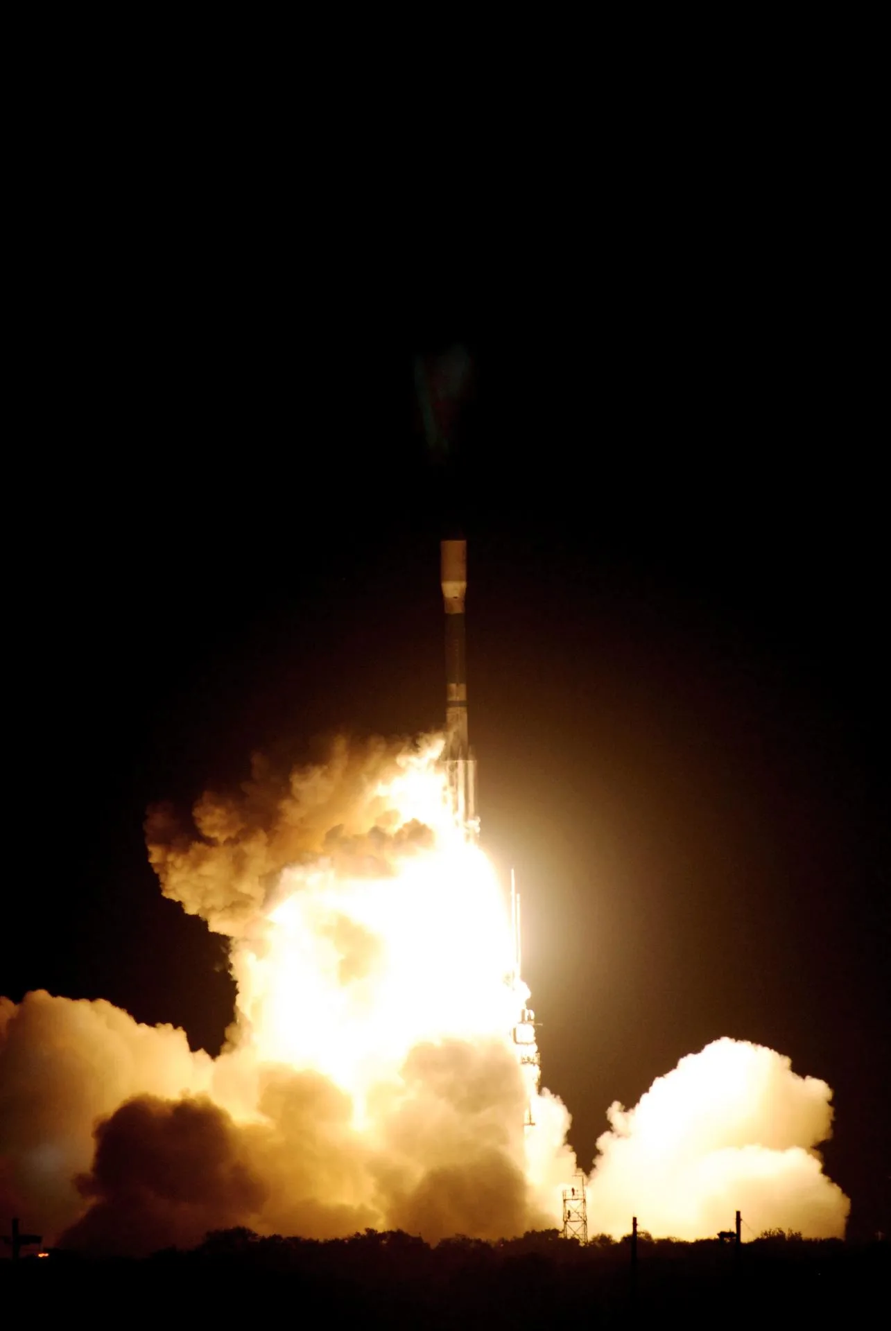 Delta II roketi, başka yıldızların çevresinde gezegen arayan NASA'nın Kepler uzay teleskobunu taşıyarak gece gökyüzüne yükseliyor (6 Mart 2009).