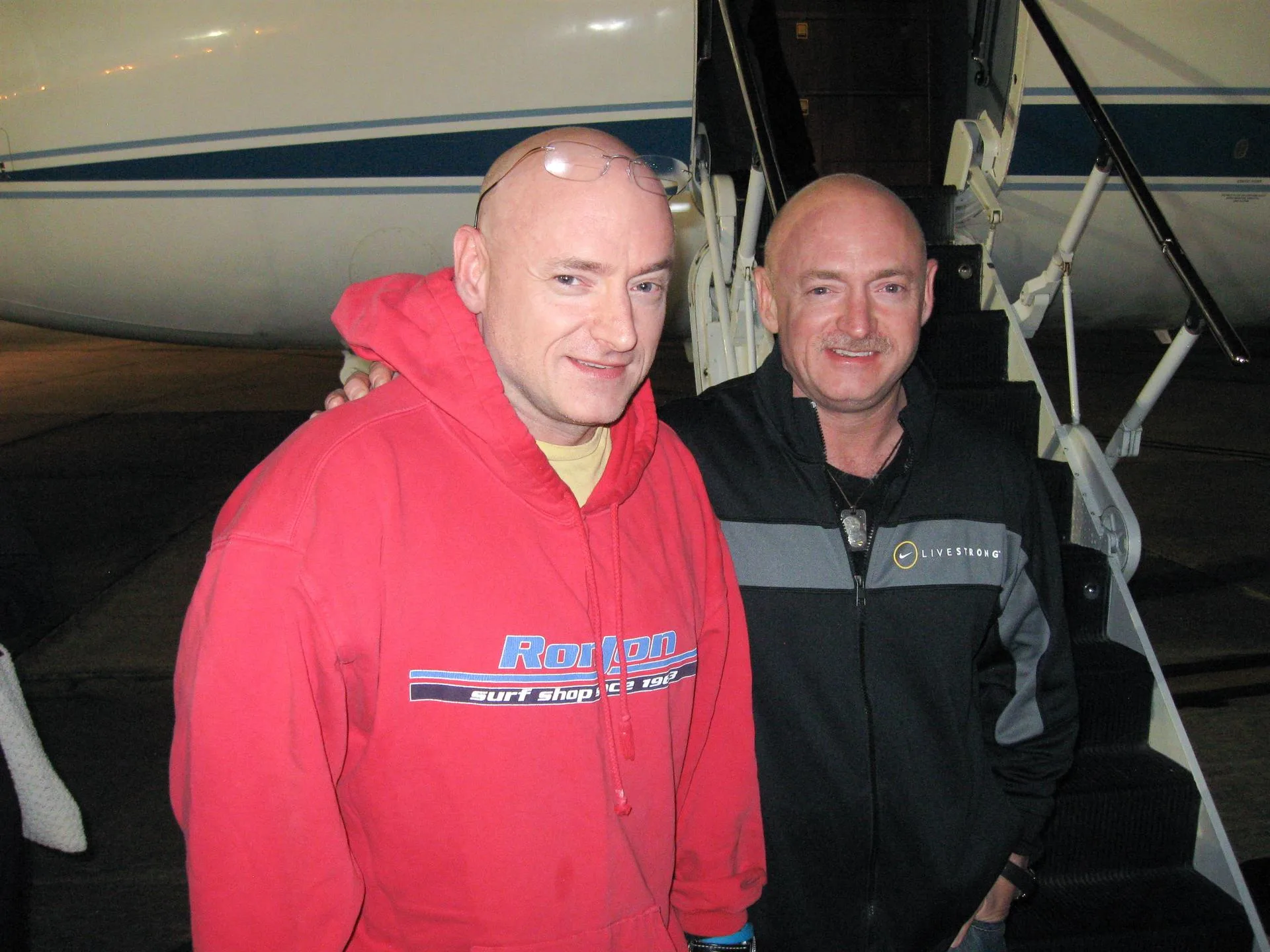 Astronot Scott Kelly (solda), 159 günlük uzay görevinden döndükten sonra 17 Mart 2010'da Houston'da ikiz kardeşi Mark Kelly ile buluşuyor.