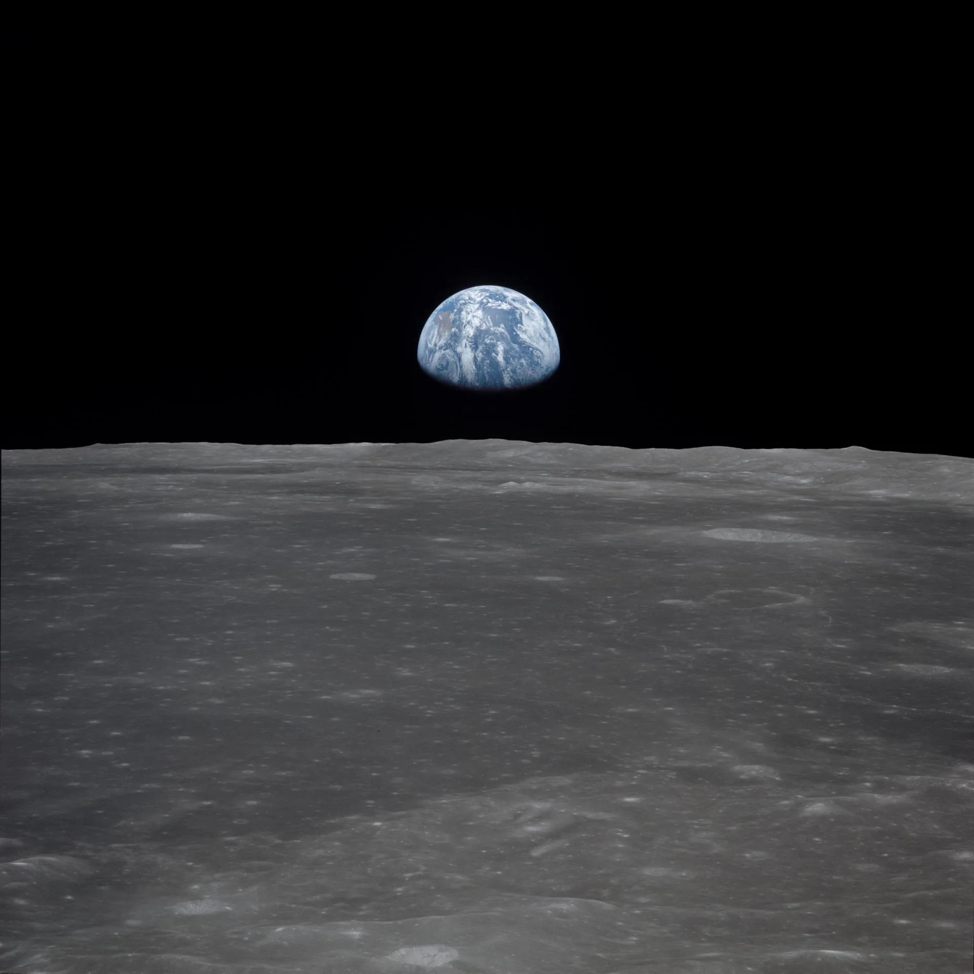 Apollo 11'den çekilen fotoğraf: Ay'ın ufkunun üzerinde yükselen Dünya (1969)