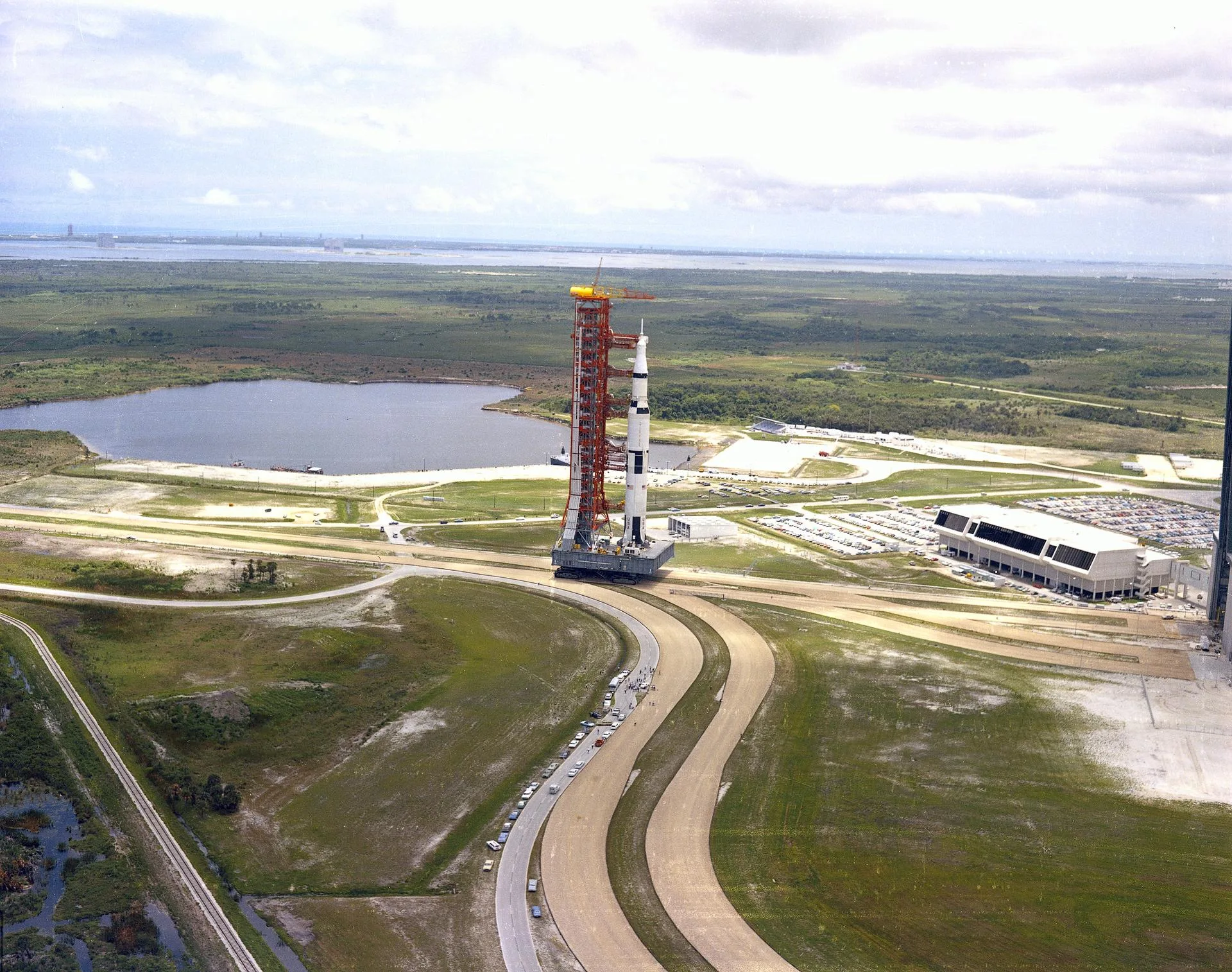 Apollo 11'i Ay'a taşıyan Saturn V roketi, Temmuz 1969'daki fırlatma öncesi hazırlıklar sırasında