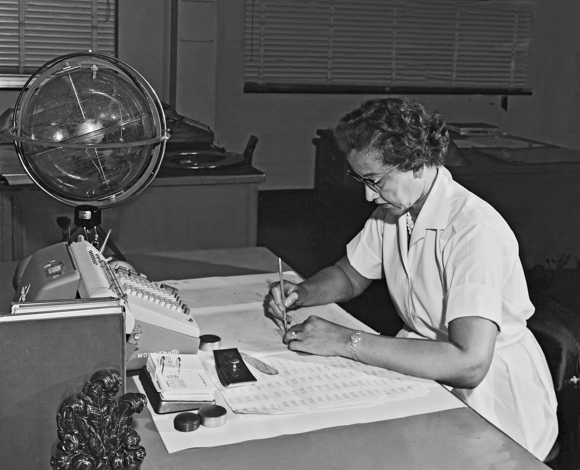 Katherine Johnson, 1962'de NASA'nın Langley araştırma merkezindeki masasında hesap yaparken. Gizli Sayılar filmi onun ve meslektaşlarının yıllarca gölgede kalan katkısını anlatıyor.
