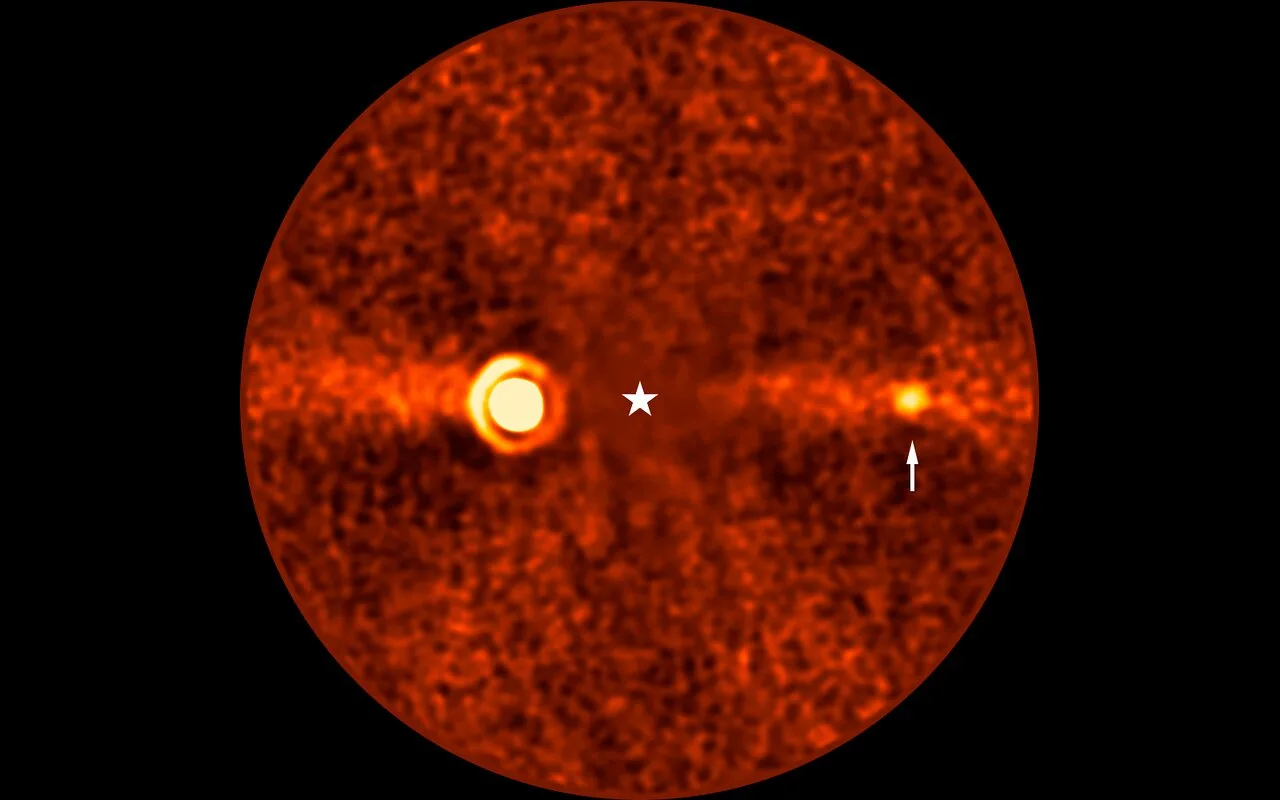 Dünya'dan görüntülenen en sönük gezegen: Beta Pictoris d