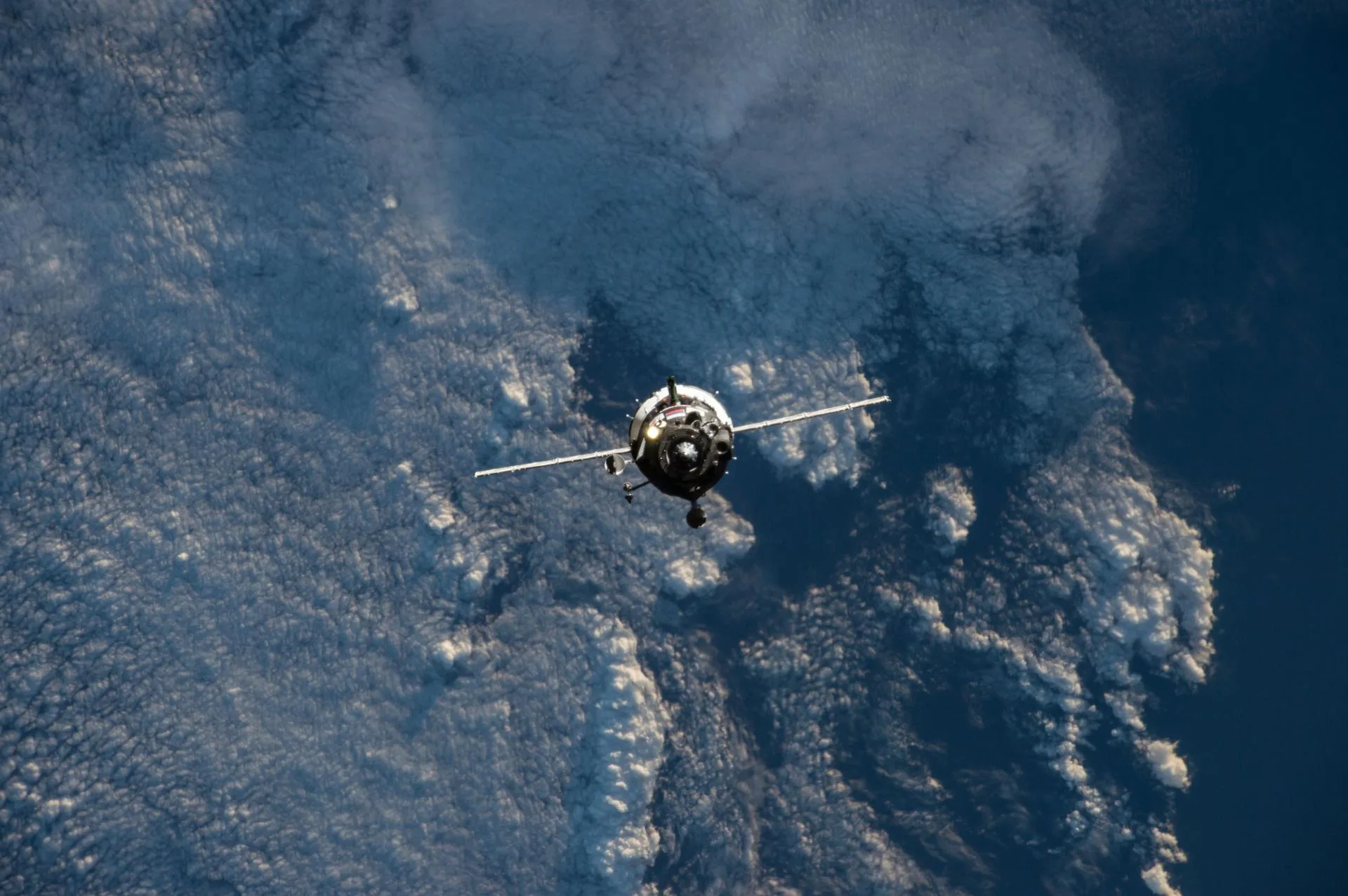 Soyuz TMA-15M aracı, Uluslararası Uzay İstasyonu'na kenetlenmek üzere yaklaşırken; güneş panelleri ve üç modülü seçilebiliyor.