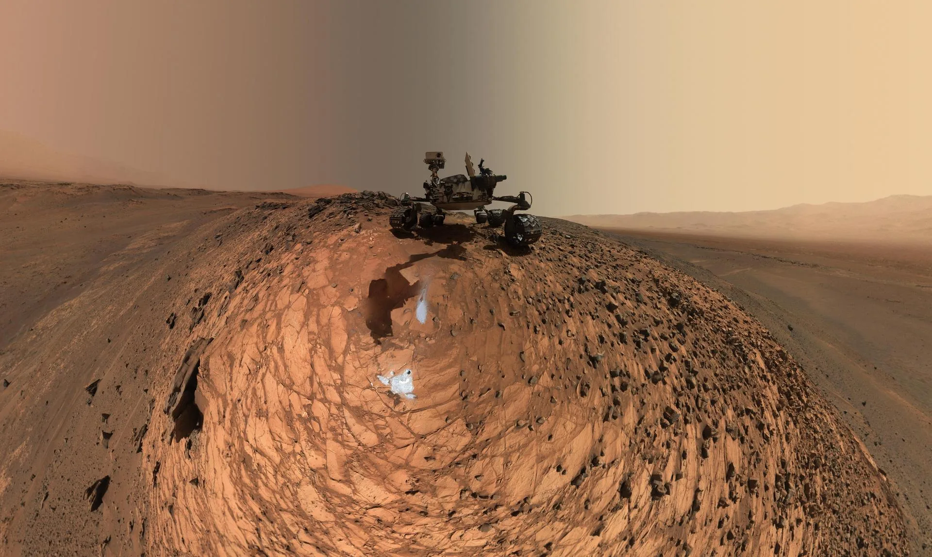 NASA'nın Curiosity keşif aracı, Mount Sharp'ın eteklerindeki Marias Pass bölgesinde çektiği alçak açılı öz portrede (5 Ağustos 2015).