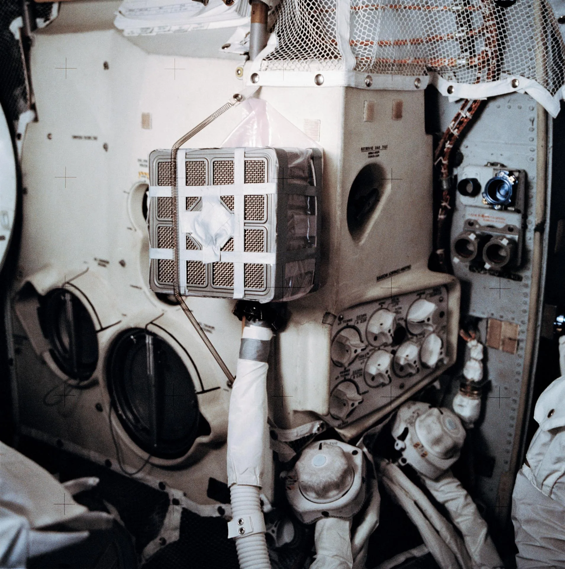 Apollo 13'ün Ay iniş modülünde astronotların yer ekibinin tarifiyle kurduğu "posta kutusu" düzeneği. Komuta modülünün karbondioksit filtrelerini iniş modülünde kullanmaya yarayan bu doğaçlama parça, filmin en ünlü sahnelerinden birine ilham verdi.