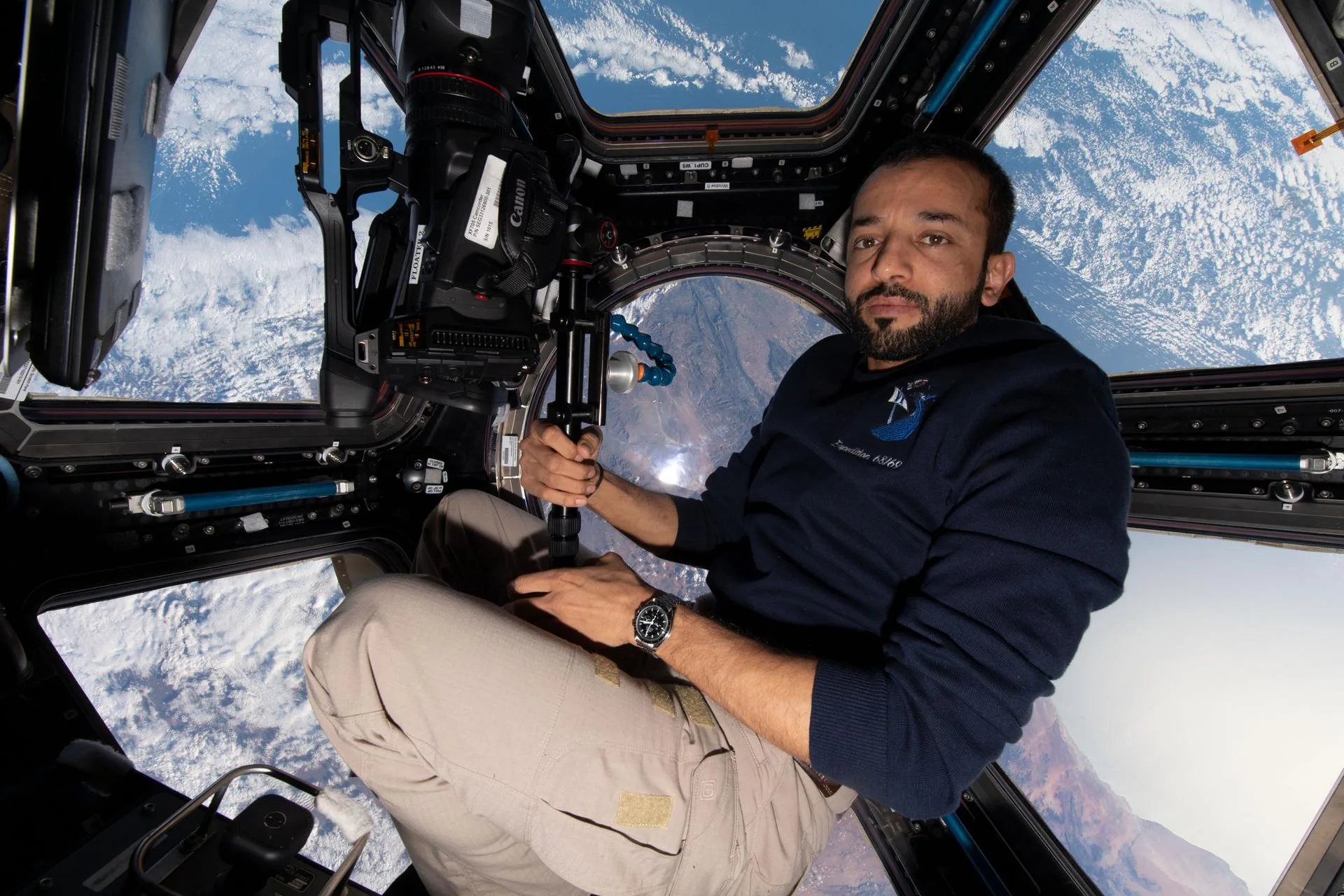 Yedi pencereli Cupola gözlem modülünün içi. Ortadaki pencere 80 santimetre çapında; modül aynı zamanda Canadarm2 robot kolunun kumanda edildiği yer.