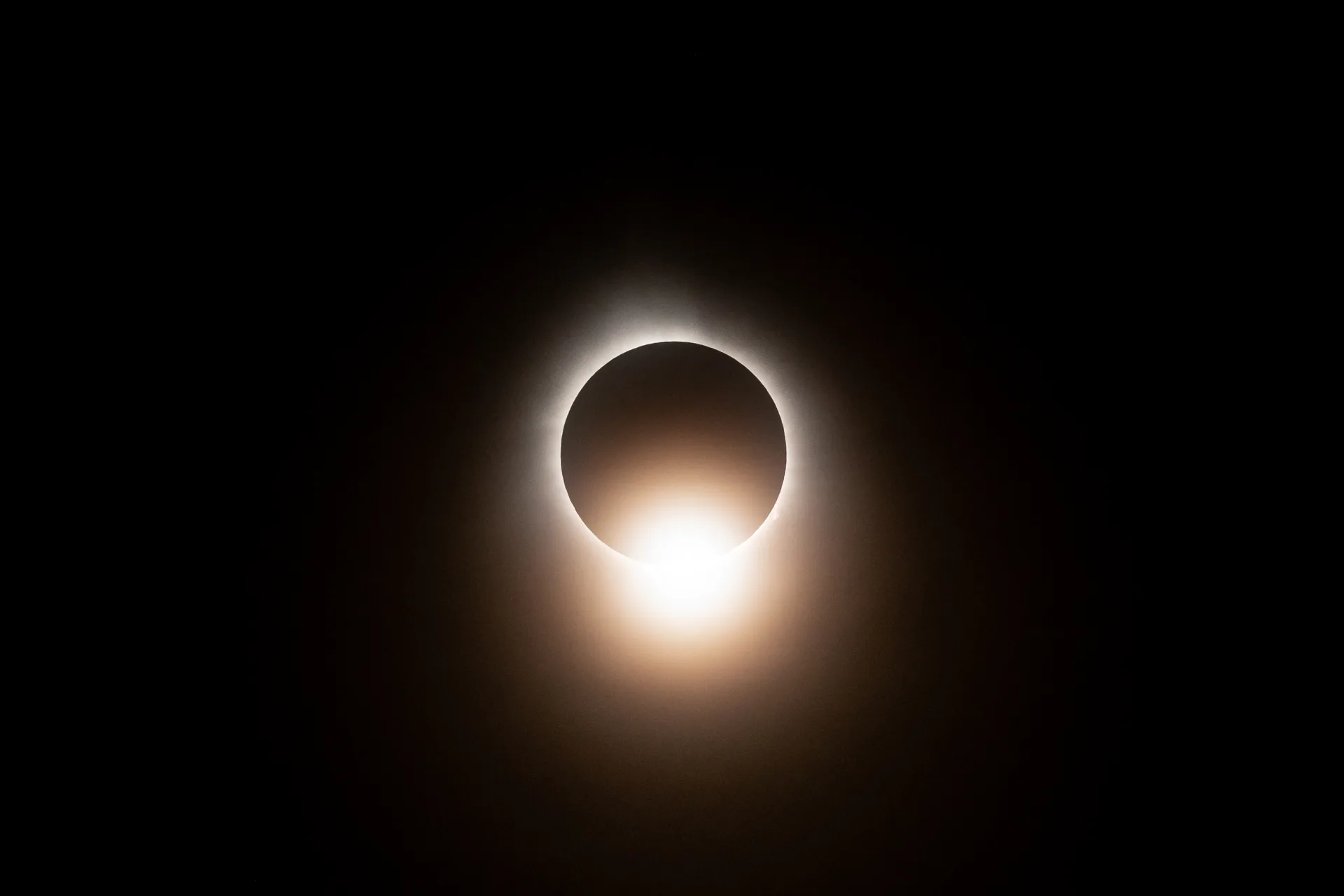 8 Nisan 2024 tam Güneş tutulması, NASA Glenn Araştırma Merkezi'nden (Cleveland, Ohio). Ay Güneş'i tamamen örttüğünde Güneş'in tacı görünür hâle gelir.