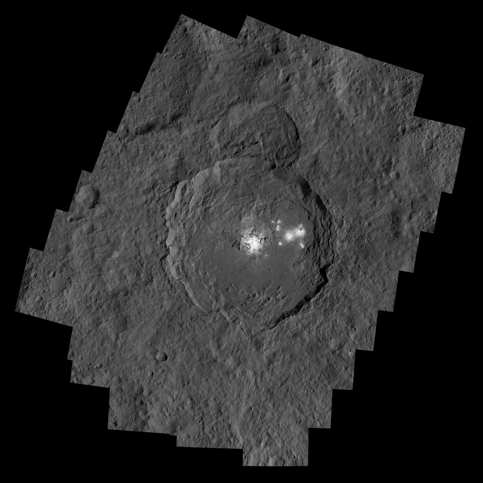 Dawn'ın Ceres'teki Occator Krateri'nin parlak merkezinde görüntülediği kubbe ve çukur