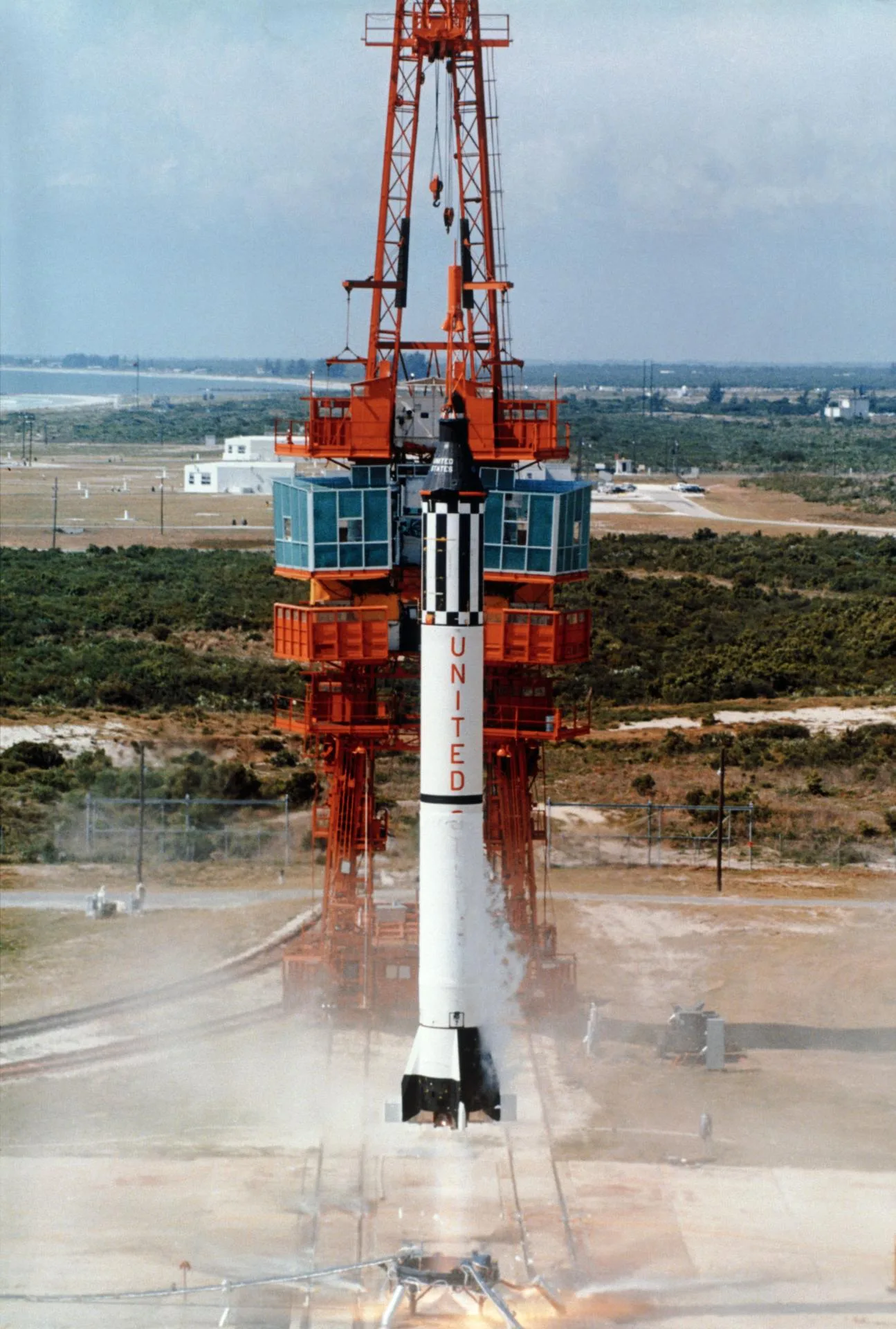 Alan Shepard'ı taşıyan Mercury-Redstone 3 (Freedom 7), 5 Mayıs 1961'de Cape Canaveral'dan kalkıyor