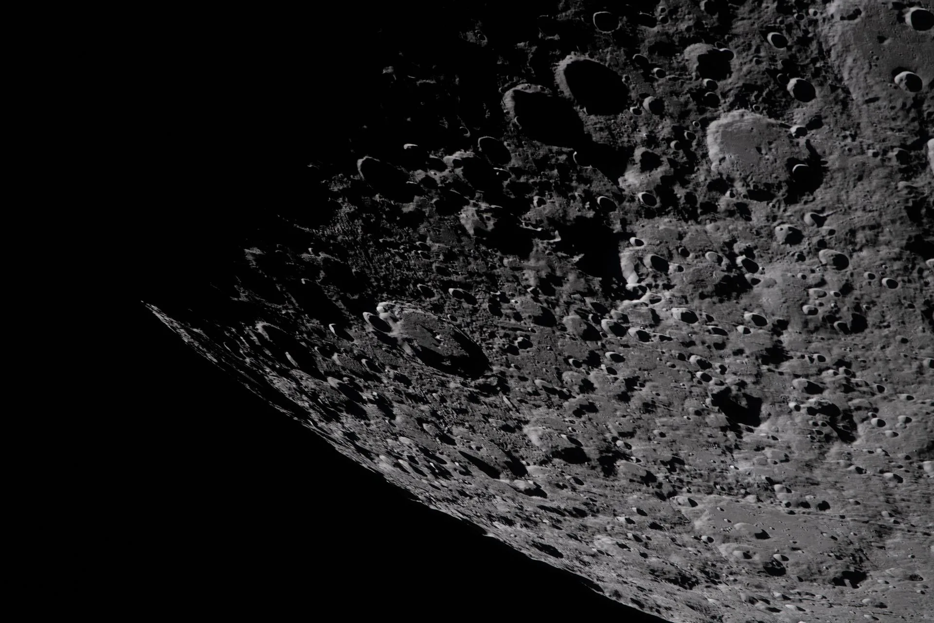 Artemis II mürettebatının 6 Nisan 2026'daki Ay yakın geçişinde çektiği, Ay'ın en büyük ve en eski havzası Güney Kutbu-Aitken'in kraterli kenarı