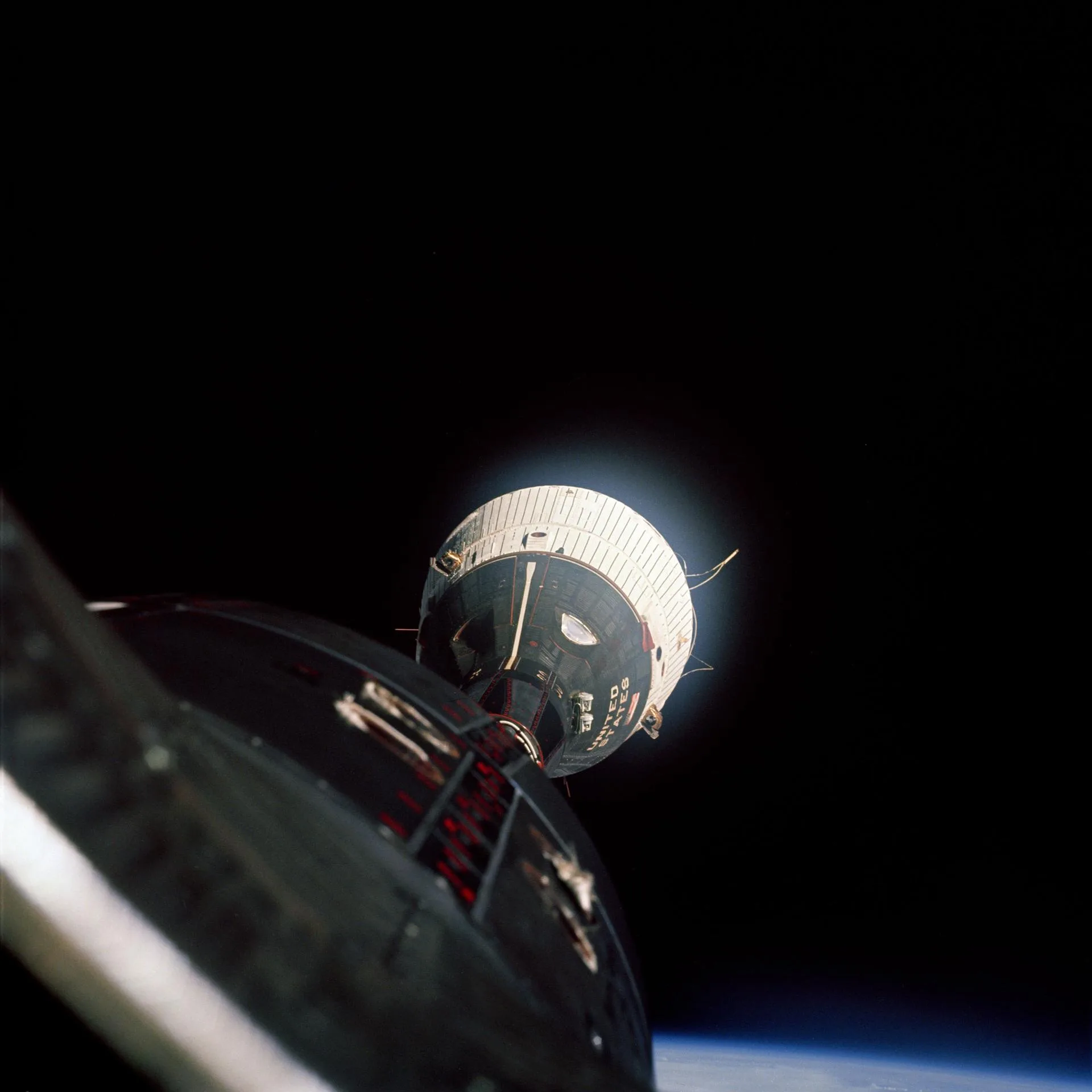 Gemini 6 astronotlarının buluşma görevi sırasında fotoğrafladığı Gemini 7 aracı, 15 Aralık 1965