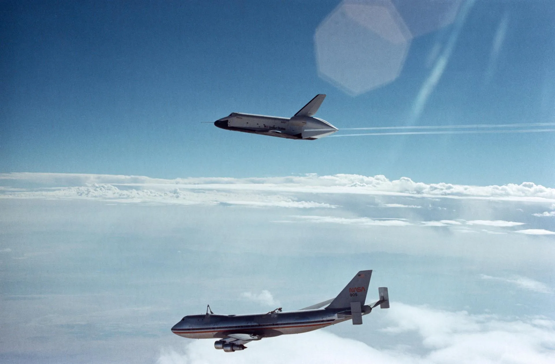 Enterprise mekiği, 12 Ağustos 1977'deki ilk serbest uçuşunda NASA'nın 747 taşıyıcı uçağından ayrılıyor