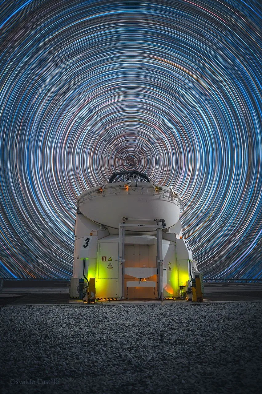 Paranal'ın üzerinde dönen gökyüzü: 300 pozluk yıldız izi