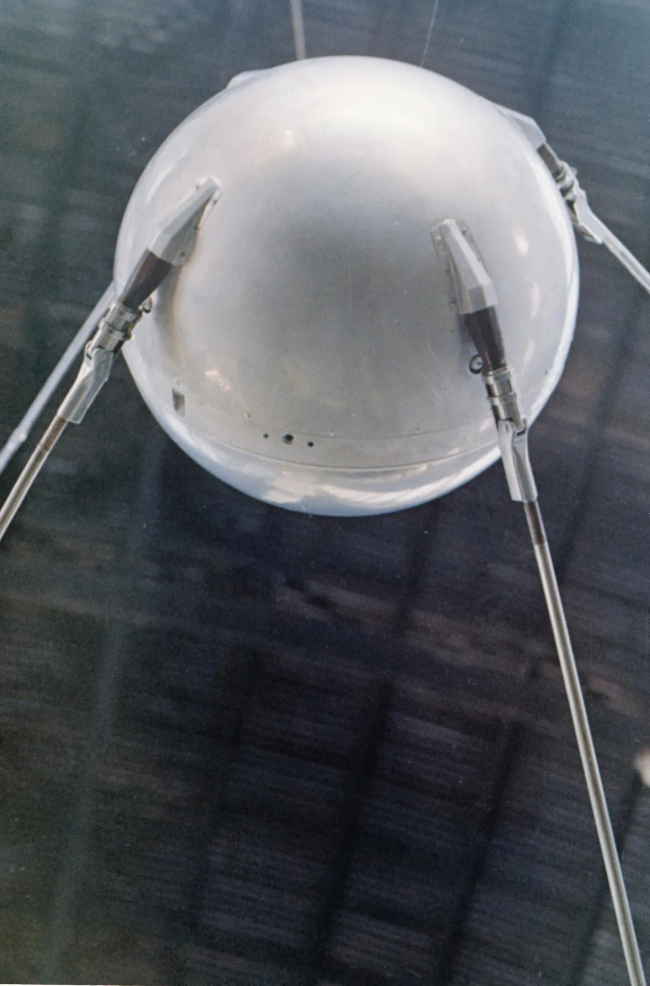 İlk yapay uydu Sputnik 1'in gerçek boyutlu bir modeli. Dört uzun anteni ve küre biçimli gövdesi görülüyor.