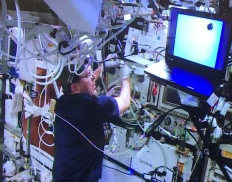 Astronot Ricky Arnold, Uluslararası Uzay İstasyonu'nda Soğuk Atom Laboratuvarı'nın kurulumunda. Yörüngedeki mikroyerçekimi, atomların çok daha uzun süre soğuk ve kuantum hâlinde tutulmasını sağlıyor.
