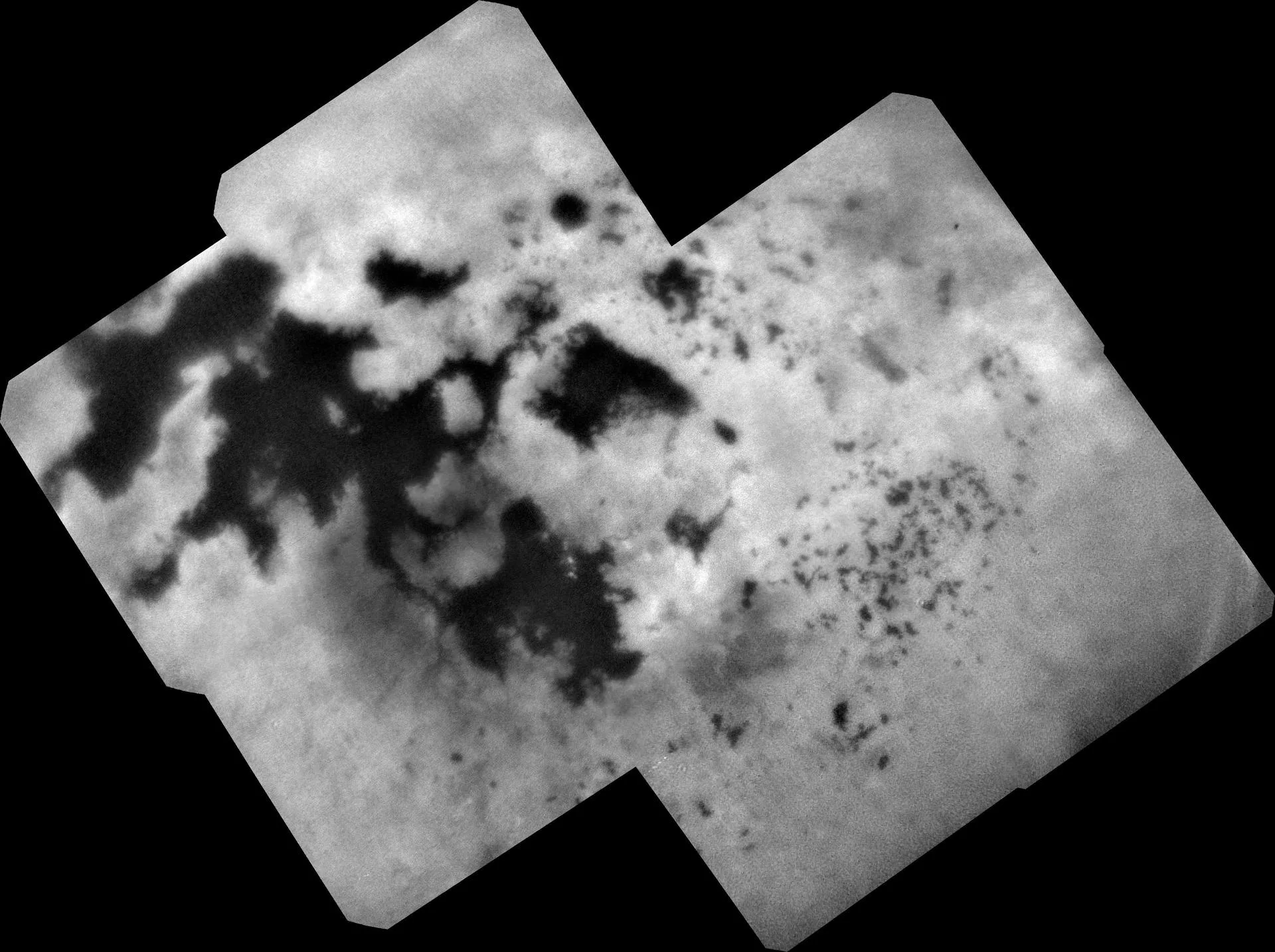 Cassini'nin Titan'a son uzak yaklaşmasında görüntülediği kuzey kutbu: sıvı metan ve etanla dolu göller ve denizler