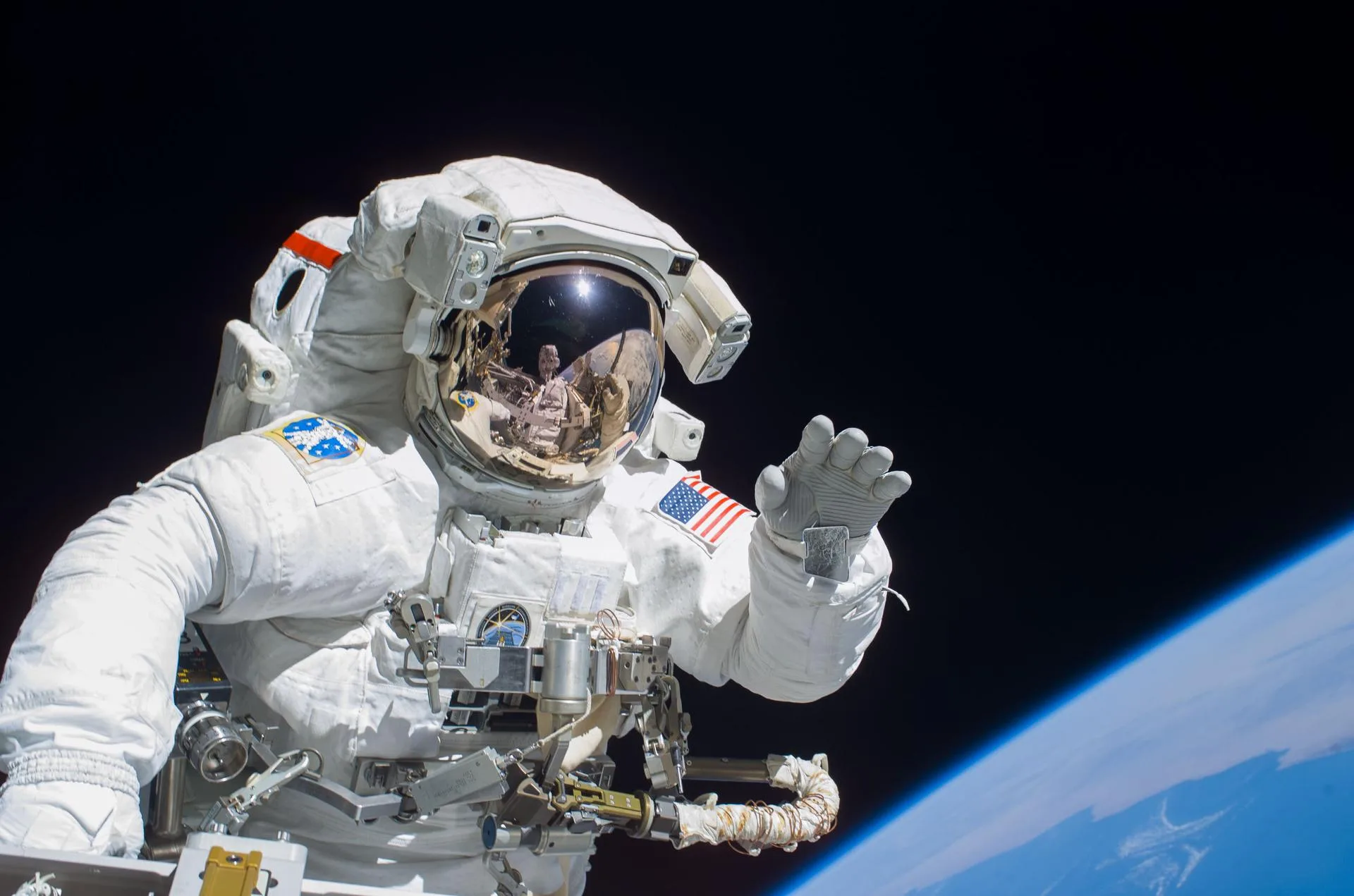 Astronot Joseph Tanner, 12 Eylül 2006'da STS-115 görevinin ilk uzay yürüyüşünde istasyonun dışında çalışıyor. Montaj döneminde kafes parçaları ve güneş panelleri bu tür yürüyüşlerle yerine takıldı.