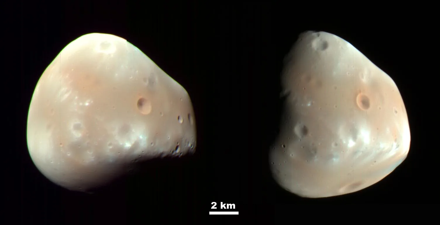 Mars Reconnaissance Orbiter'ın HiRISE kamerasıyla çekilen yüksek çözünürlüklü Deimos görüntüsü. Kraterleri büyük ölçüde regolitle dolduğu için yüzeyi Phobos'unkinden daha pürüzsüz görünür.