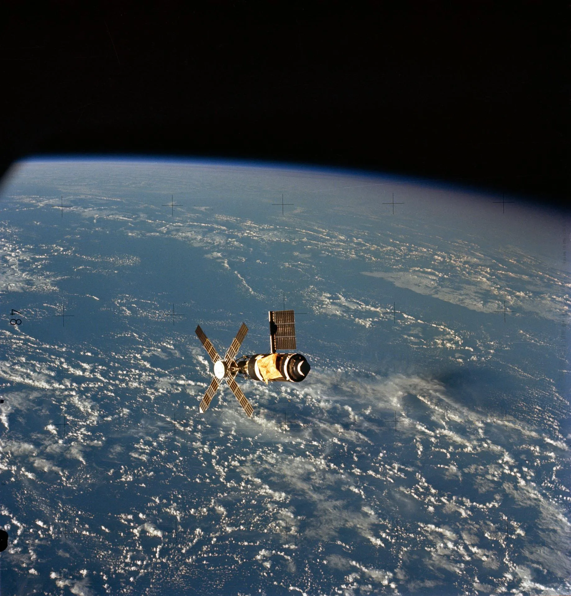 Skylab 2 mürettebatının ayrılırken çektiği fotoğraf: Kopan kalkanın yerine açılan şemsiye biçimli güneşlik ve tek kalan büyük güneş paneli seçiliyor