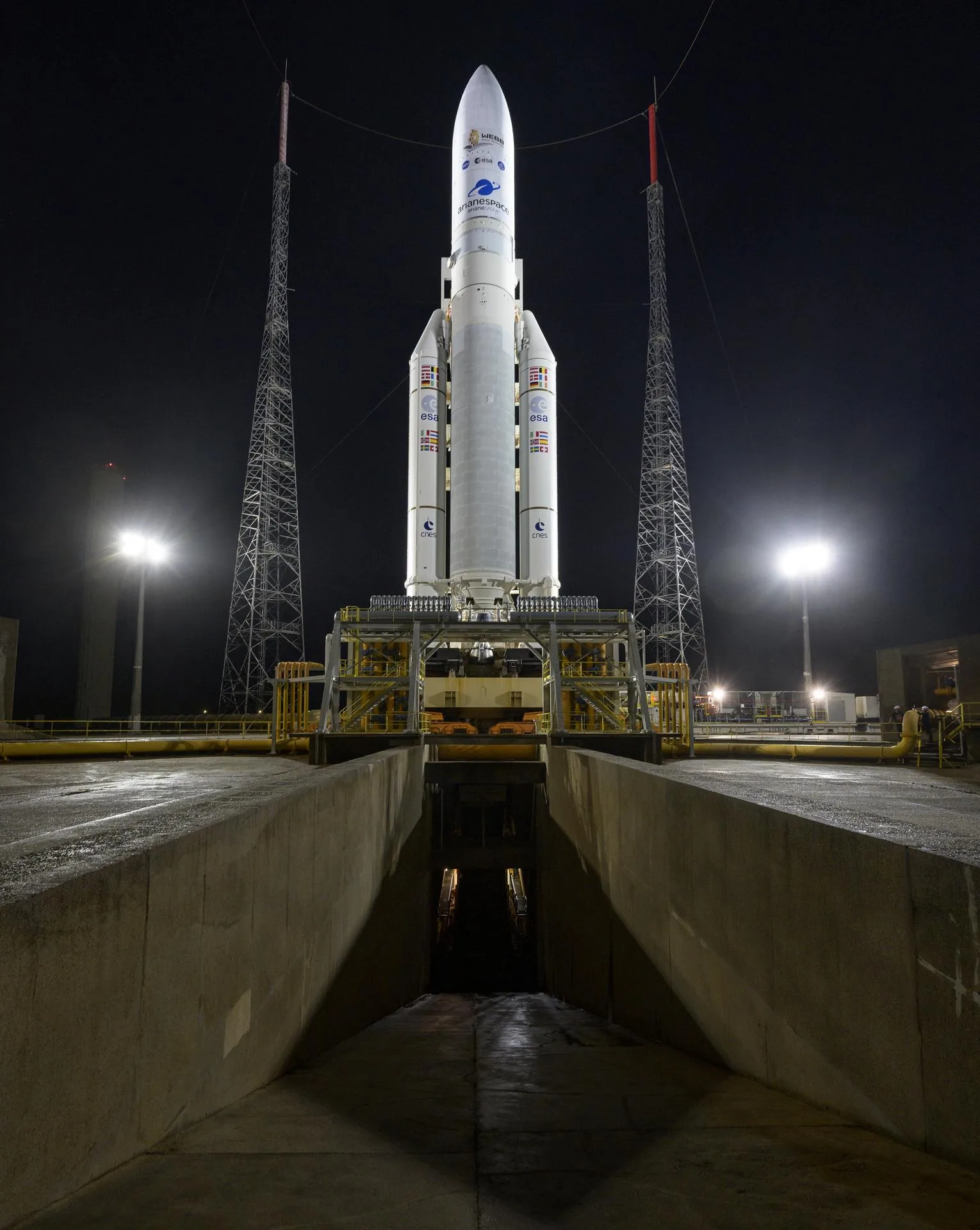 James Webb Uzay Teleskobu'nu taşıyan Ariane 5, fırlatmadan iki gün önce Kourou'daki rampada