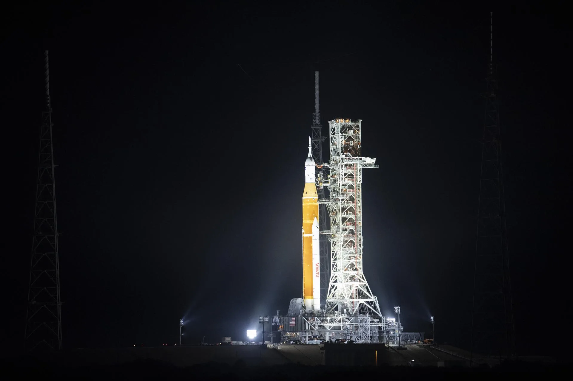 NASA'nın Space Launch System roketi ve Orion kapsülü, Mart 2022'de Kennedy Uzay Merkezi'ndeki 39B rampasında ışıklar altında