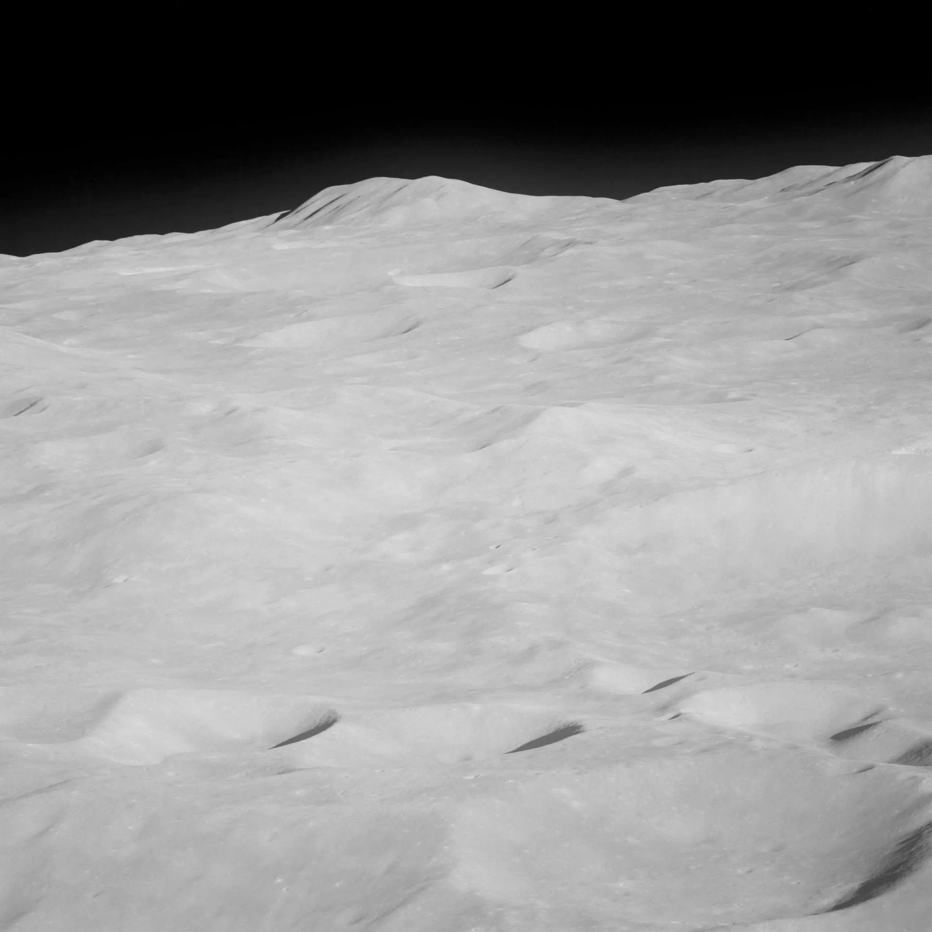Apollo 8 mürettebatının Ay yörüngesinden çektiği, Ay'ın uzak yüzündeki kraterli bir bölge