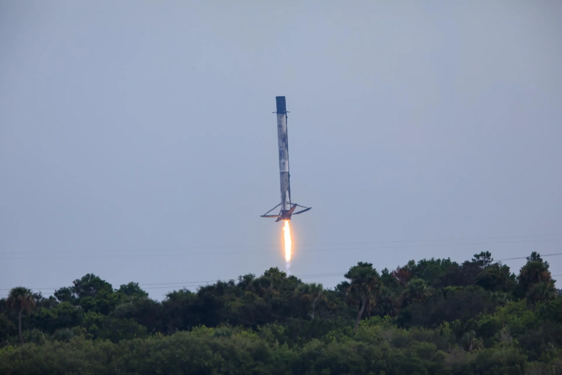 Falcon 9'un birinci aşaması, Crew-9 görevini fırlattıktan dakikalar sonra Cape Canaveral'daki iniş alanına dönüyor (28 Eylül 2024).