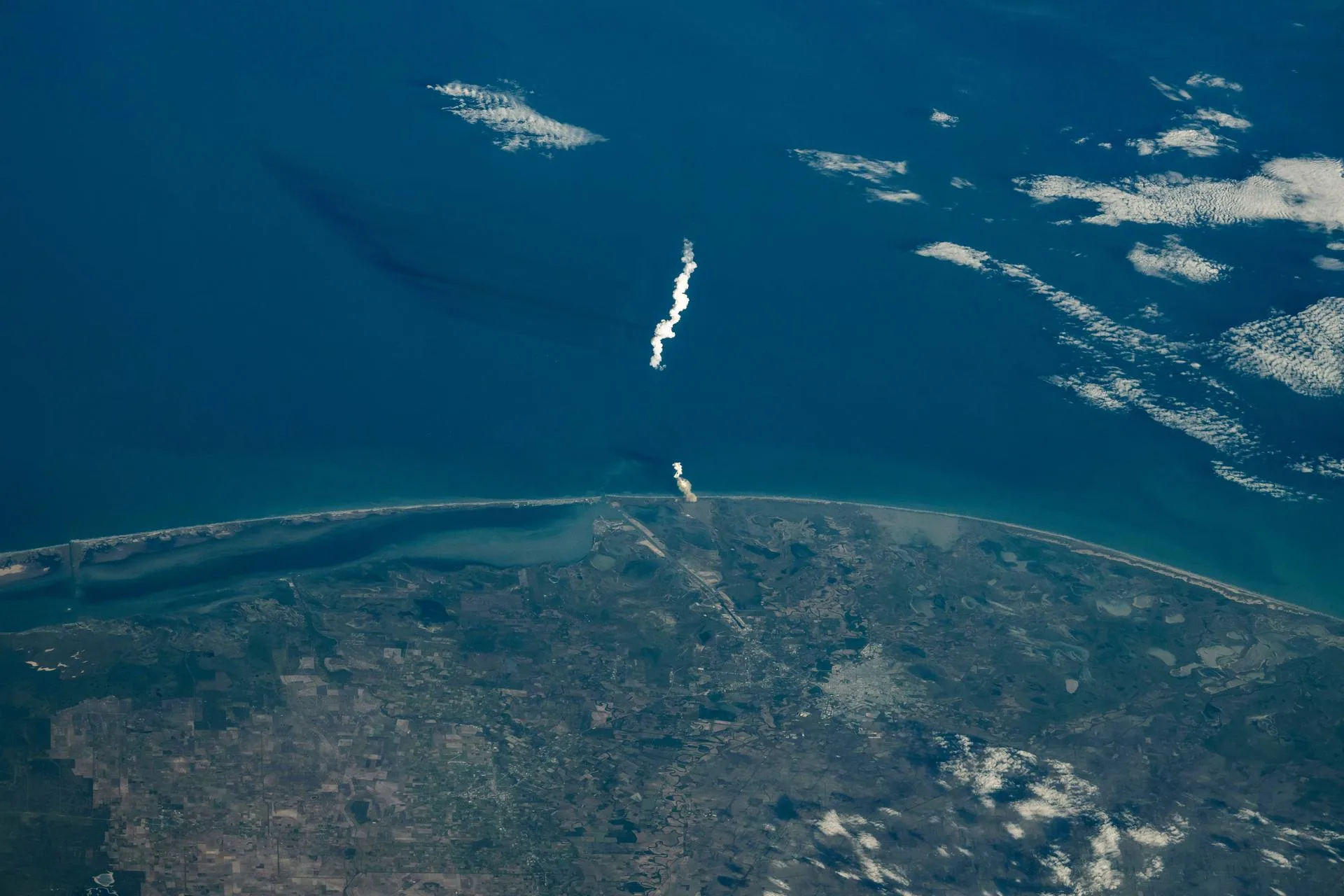 Uluslararası Uzay İstasyonu'ndan görülen SpaceX Starship test uçuşunun egzoz izi (19 Kasım 2024). Gerçek uzay araçları da artık tekrar kullanılabilir tasarımlarla deneniyor.