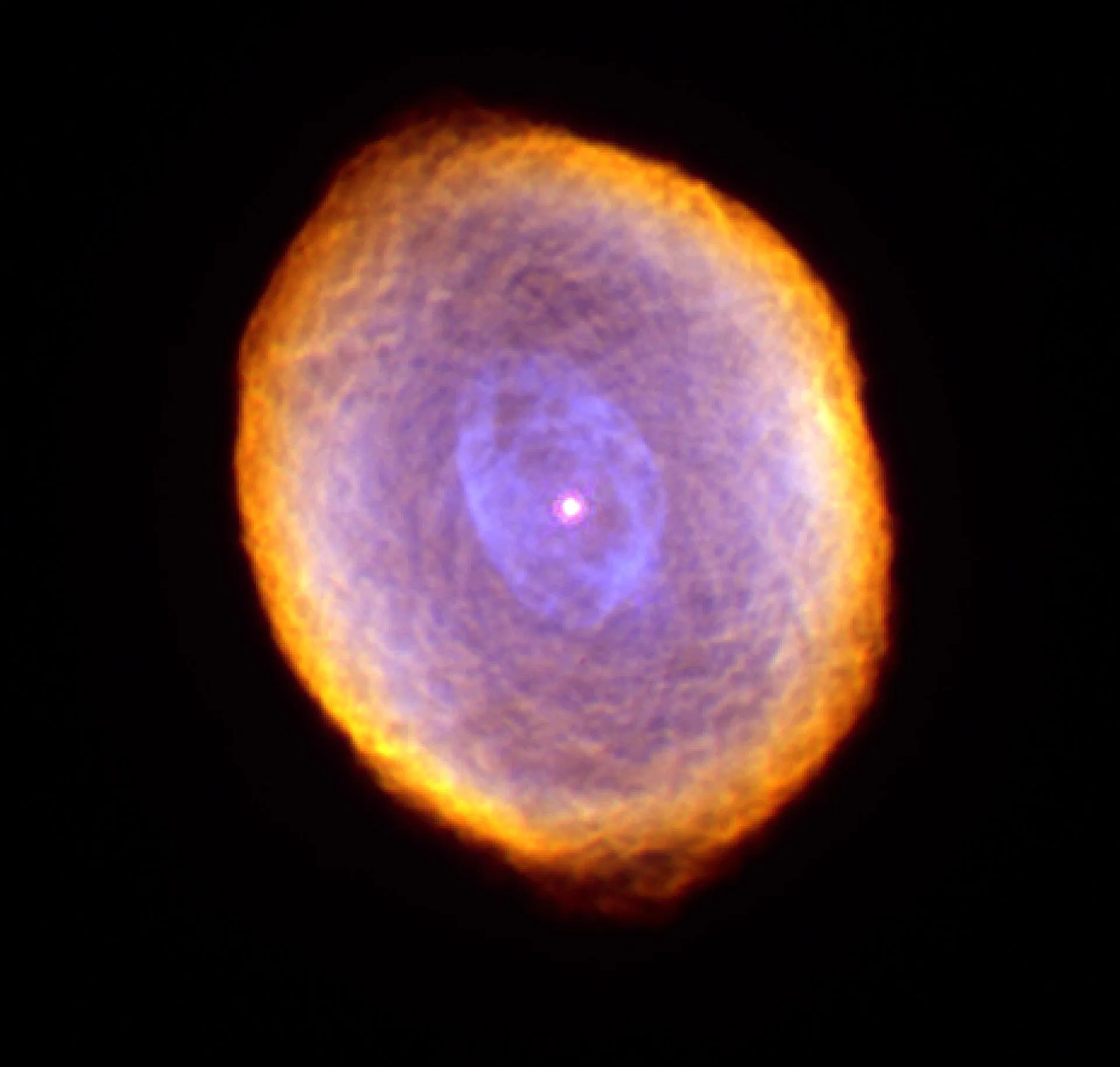 Hubble'ın 2000 yılında görüntülediği IC 418 gezegenimsi bulutsusu. Merkezdeki yıldız birkaç bin yıl önce bir kızıl devdi; dış katmanlarını uzaya saçarak bu bulutsuyu oluşturdu.