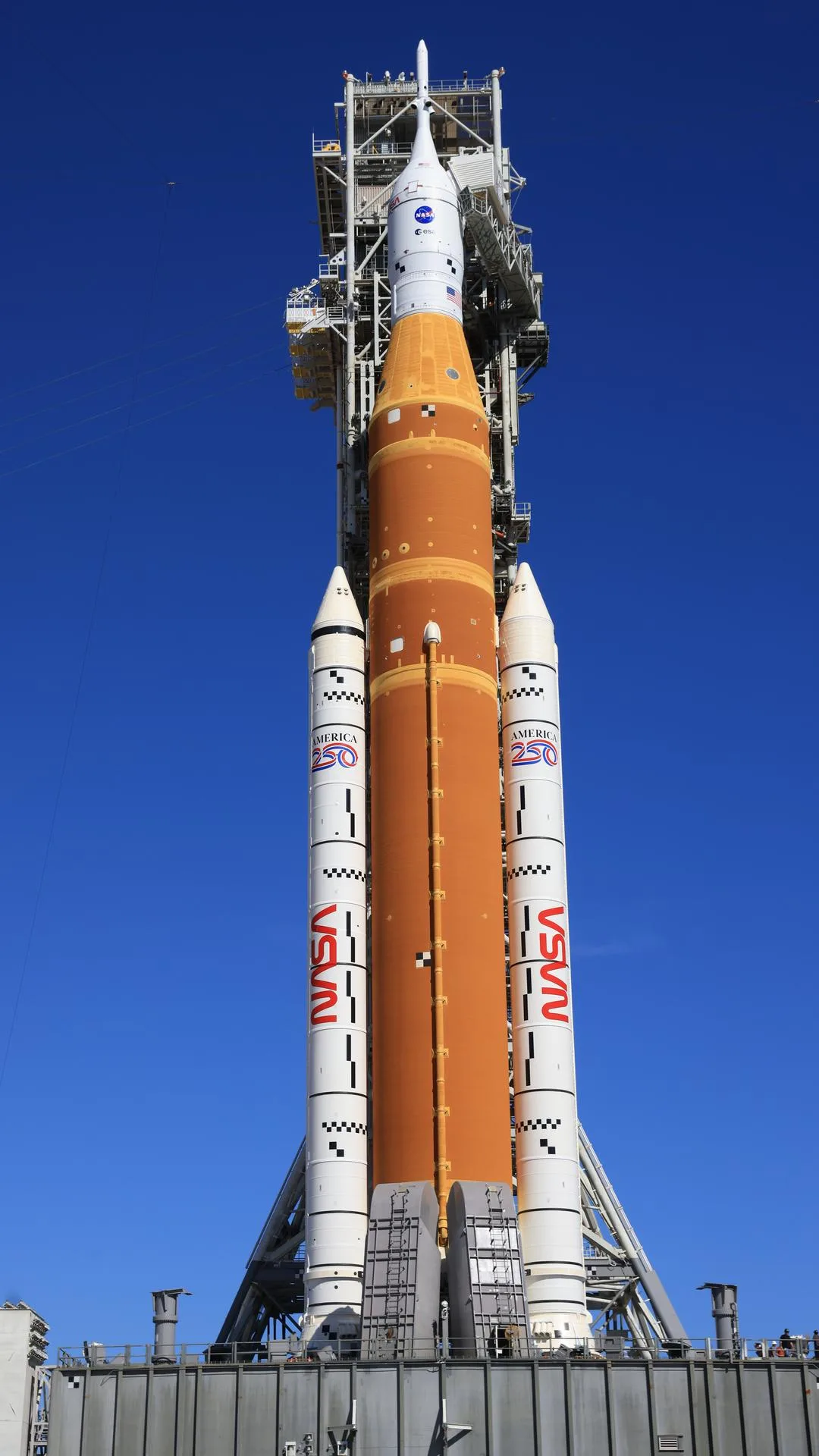 Artemis II'nin SLS roketi ve Orion kapsülü, Kennedy Uzay Merkezi'ndeki 39B rampasında (Şubat 2026). Dune'un yıldızlar arası imparatorluğu kurgu, insanlı derin uzay uçuşları ise yeniden gerçek.