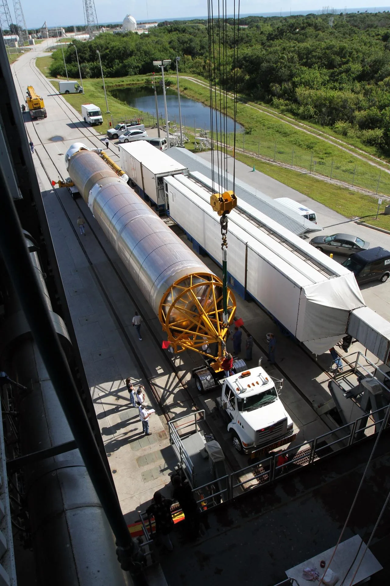 Atlas V roketinin birinci kademesi, Radyasyon Kuşağı Fırtına Sondaları görevi için SLC-41'e getiriliyor (2012).