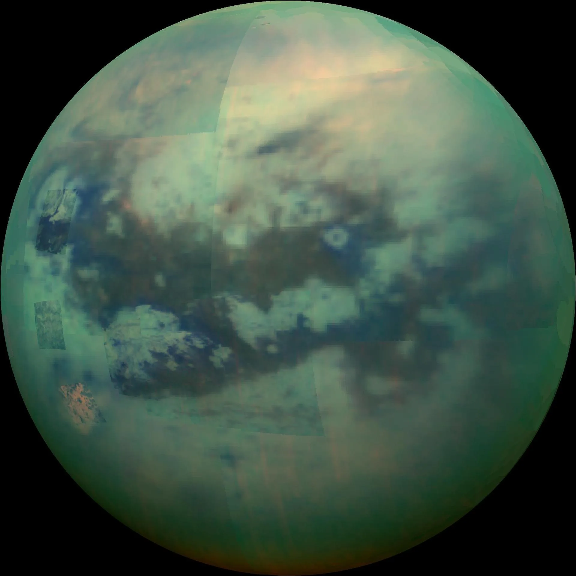 Cassini'nin 13 Kasım 2015'teki T-114 geçişinde kızılötesi ile pusun altını gören Titan görüntüsü
