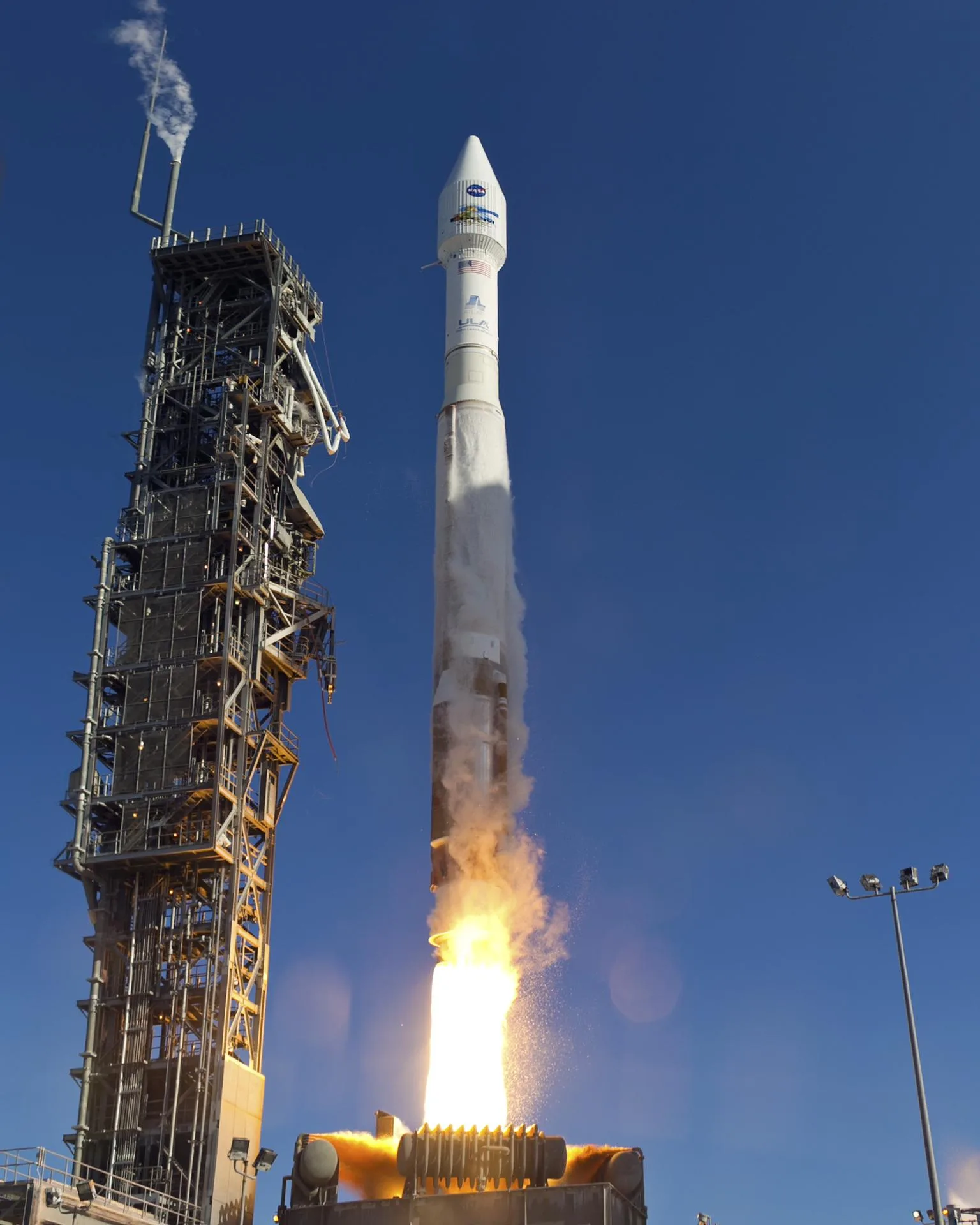 Landsat Veri Sürekliliği Görevi (LDCM) uydusunu taşıyan Atlas V roketi, Şubat 2013'te Vandenberg'den havalanıyor.