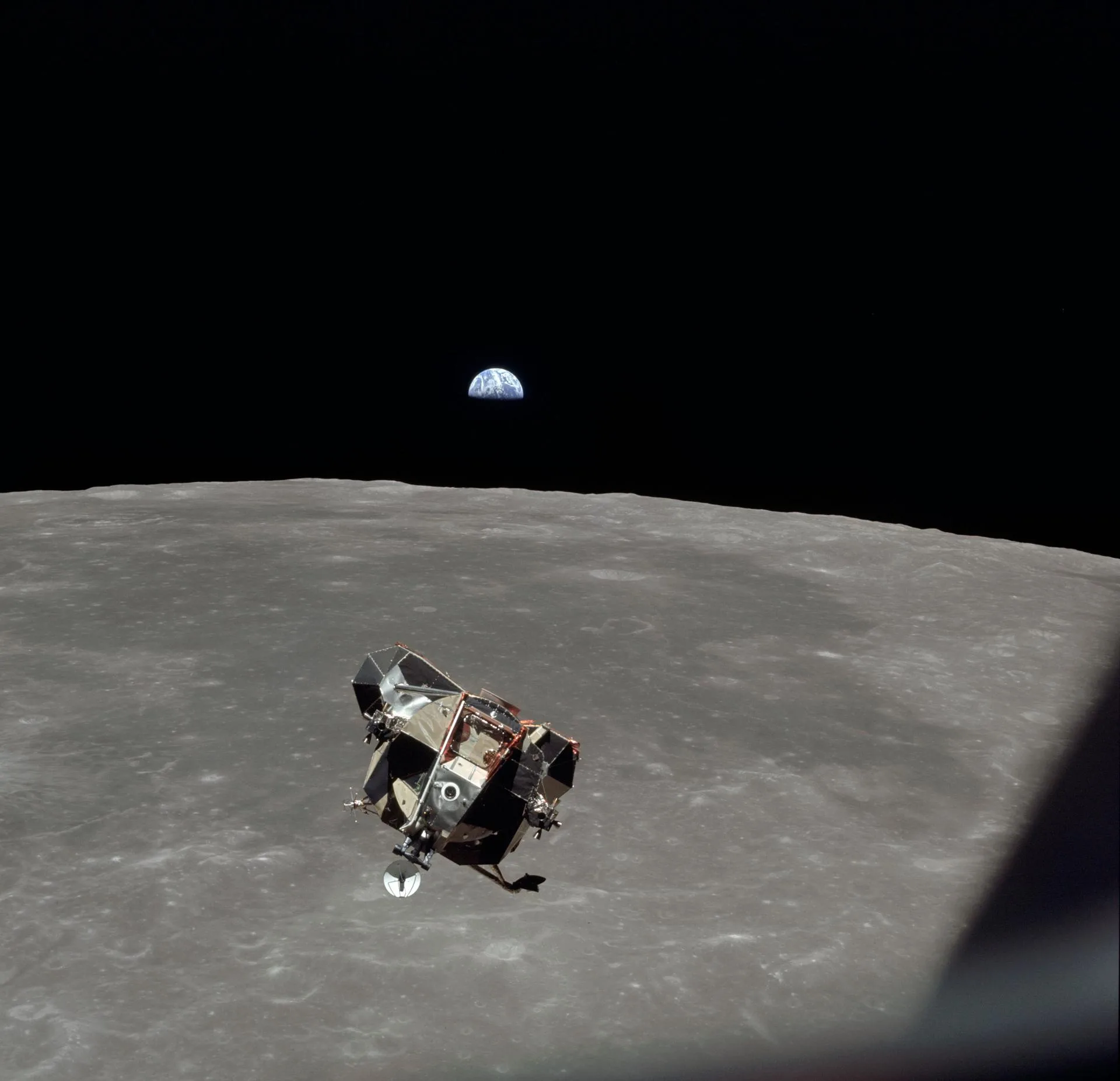 Apollo 11 Ay modülünün Ay yörüngesinde, komuta modülünden çekilmiş fotoğrafı. Dünyayı Kurtaran Adam'ın uzay sahnelerinde de gerçek roket fırlatmalarının arşiv görüntüleri kullanıldı.