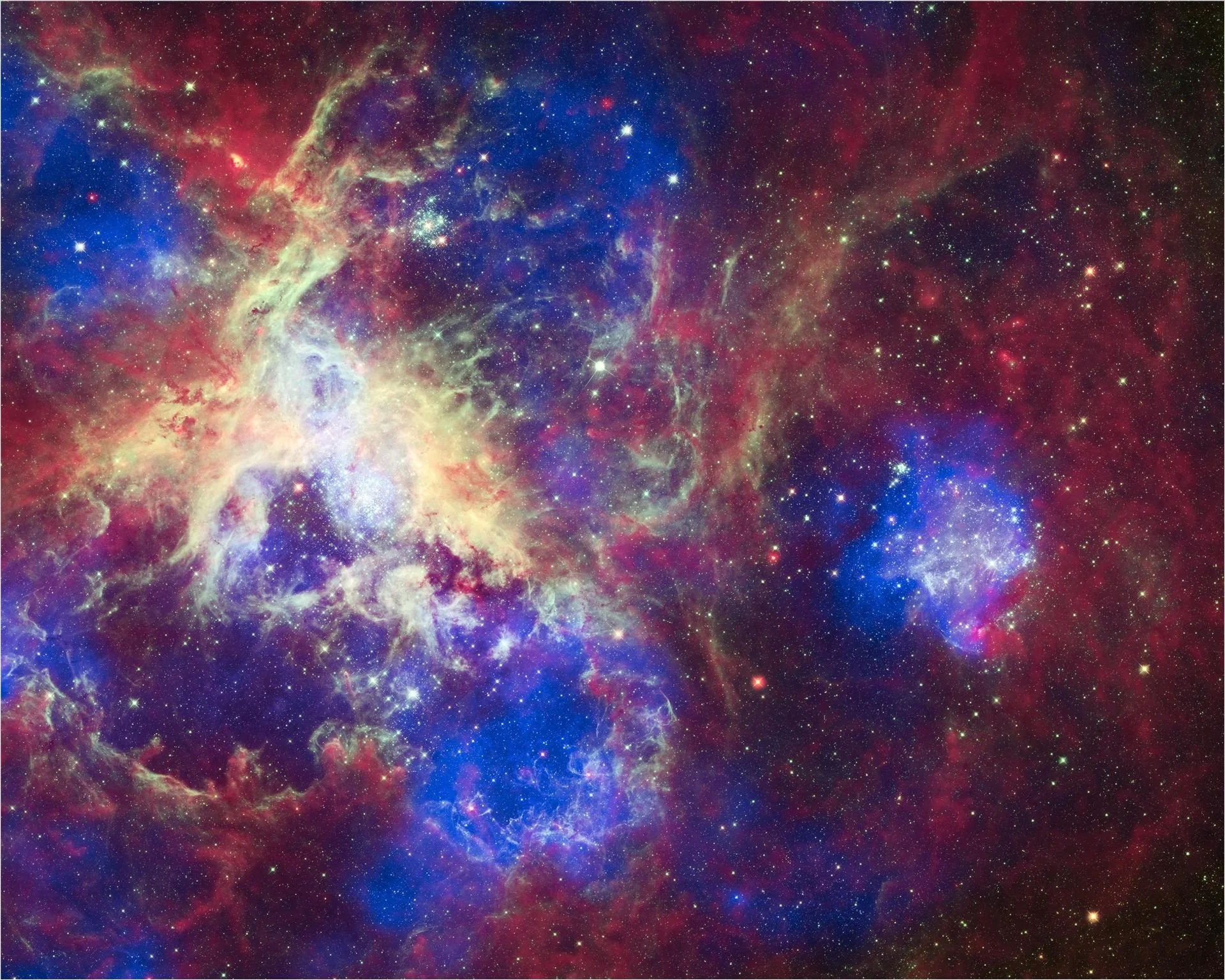 Tarantula Bulutsusu (30 Doradus): Chandra'nın X-ışını (mavi), Hubble'ın görünür (yeşil) ve Spitzer'ın kızılötesi (kırmızı) verileriyle birleştirilmiş görüntü.