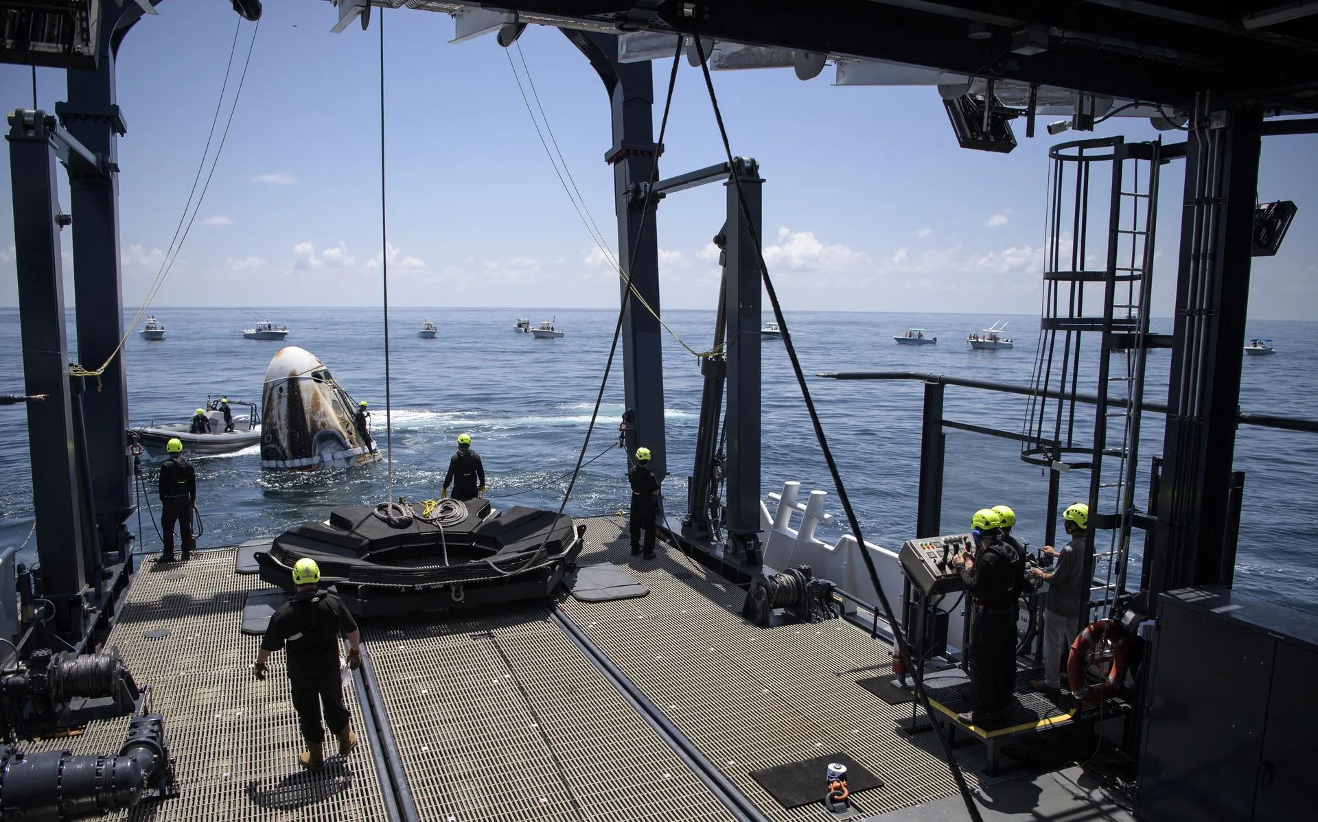 Demo-2 görevinden dönen Crew Dragon Endeavour, Meksika Körfezi'ne indikten kısa süre sonra kurtarma ekipleri tarafından karşılanıyor (2 Ağustos 2020).